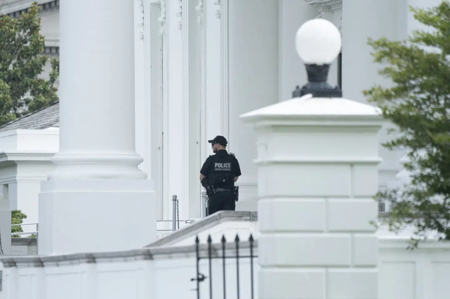 En Secret Service-betjent står vagt foran Det Hvide Hus i Washington, D.C. i juli 2024. Natten til søndag lokal skød og sårede agenter fra sikkerhedstjenesten en bevæbnet mand ved den amerikanske embedsbolig. (Arkivfoto).