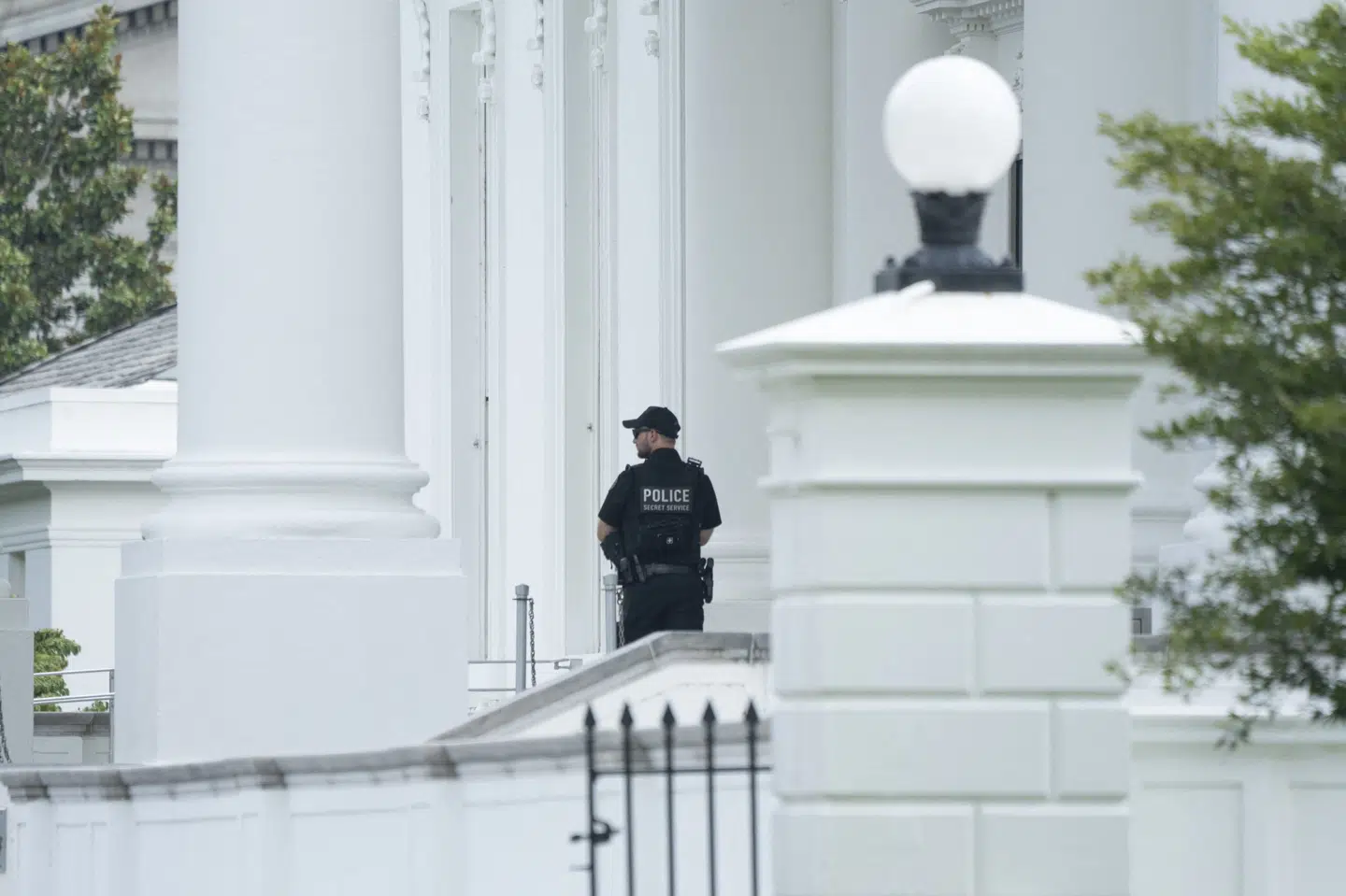 En Secret Service-betjent står vagt foran Det Hvide Hus i Washington, D.C. i juli 2024. Natten til søndag lokal skød og sårede agenter fra sikkerhedstjenesten en bevæbnet mand ved den amerikanske embedsbolig. (Arkivfoto).