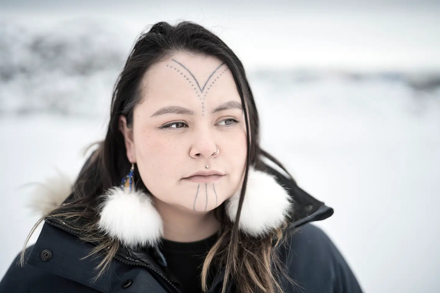 Pani Enequist bor i Nuuk og vil af princip ikke lære sine børn dansk, selvom hun selv er god til det. Det er en protest, siger hun.