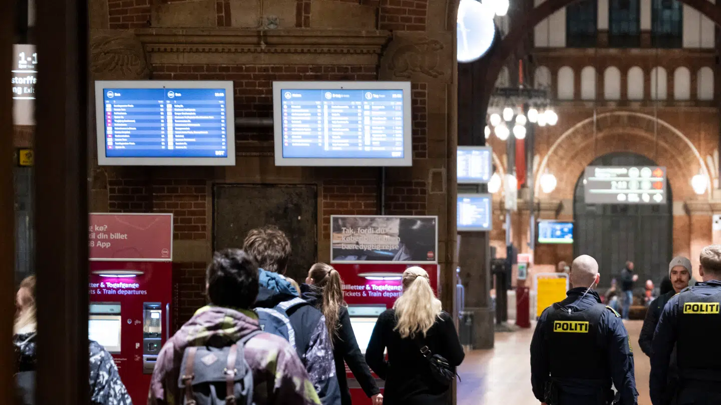Hovedbanegården i København har store dele af søndag været mørklagt.