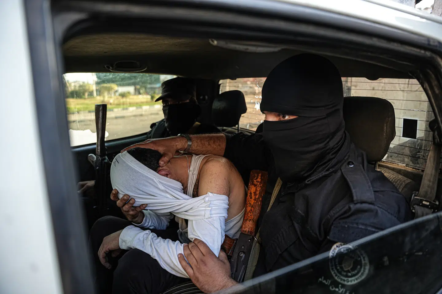 Syriske regeringsstyrker tilbageholder en mand i Lattakia, mistænkt for at være Assad-tilhænger.