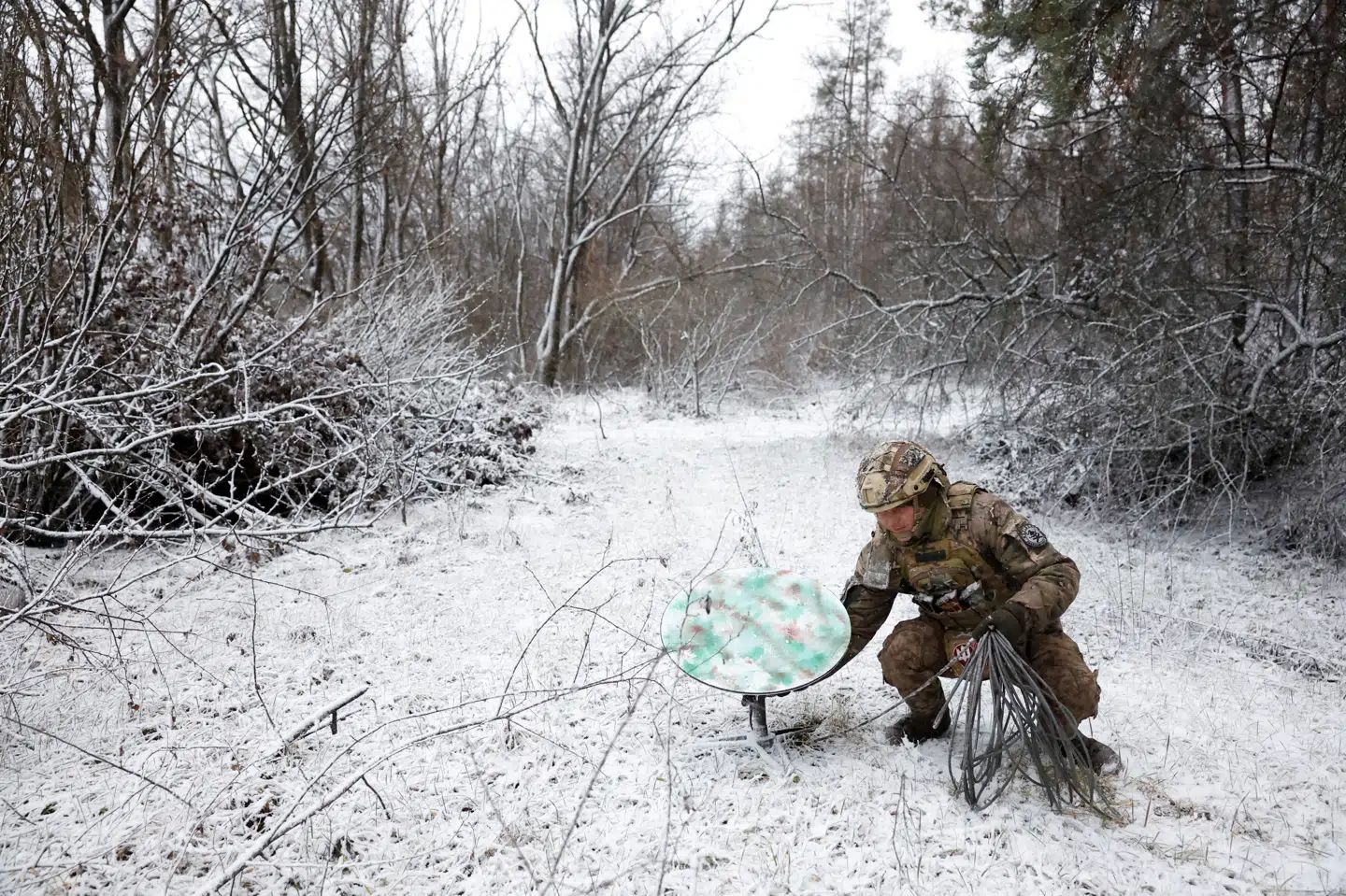 En ukrainsk soldat med en Starlink-modtager ved frontlinjen i det østlige Ukraine. Internetudbyderen, der er ejet af Elon Musk, er helt afgørende for kommunikationen i Ukraines militær. (Arkivfoto)