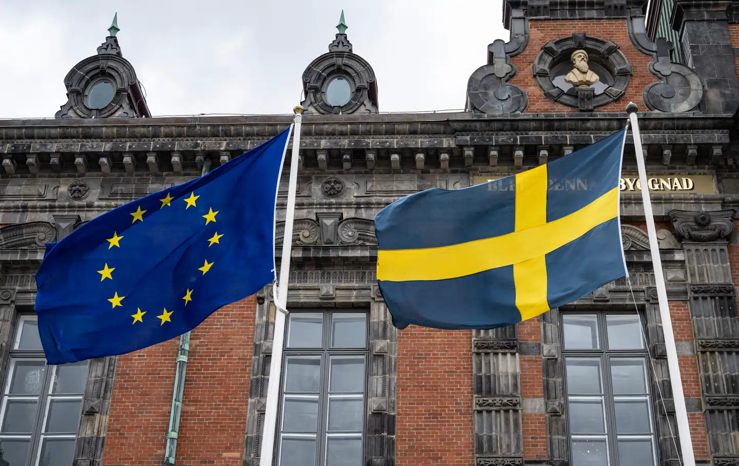 Den urolige situation i verden skaber større opbakning til EU i Sverige, og flere svenskere end nogensinde så gerne, at euroen bliver indført i stedet for den svenske krone.