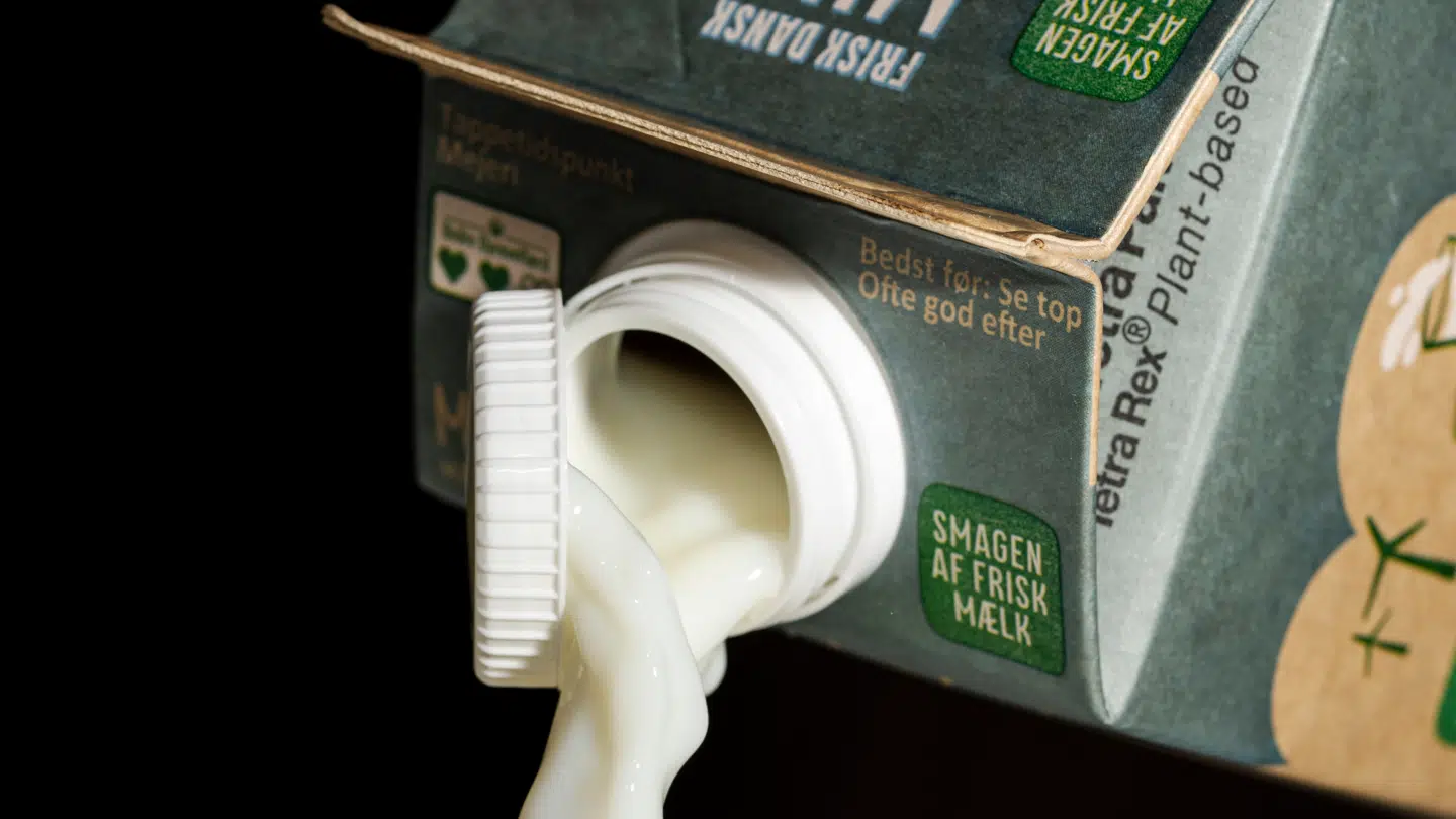 Priserne for mælk er eksploderet, og i tyske butikker på den anden side af grænsen sælges der nu mere af dagligvarer som mælk, pålæg og æg.