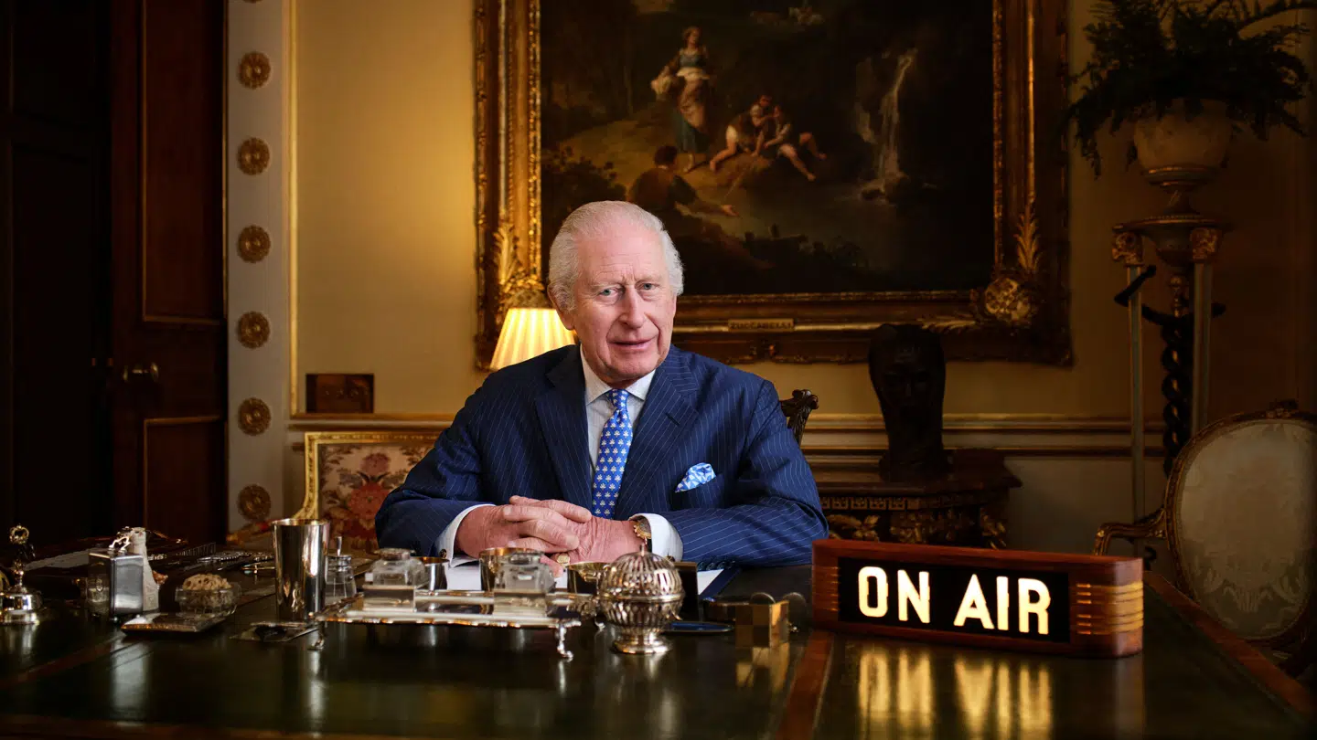 Storbritanniens konge medvirker i et nyt radioprogram "The King's Music Room", som optages inden i Buckingham Palace, London.