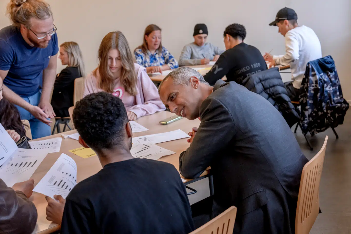 »Vi kommer selvfølgelig ikke til at lade nogen unge falde mellem to stole i det nye uddannelseslandskab,« skriver Mattias Tesfaye.