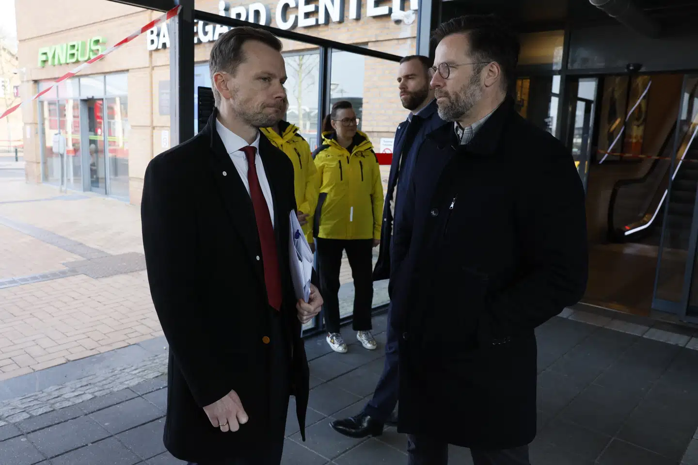 Justitsminister Peter Hummelgaard (S) og Odenses borgmester, Peter Rahbæk Juel (S), får sig en snak i forbindelse med pressemødet om regeringens tryghedspakke.