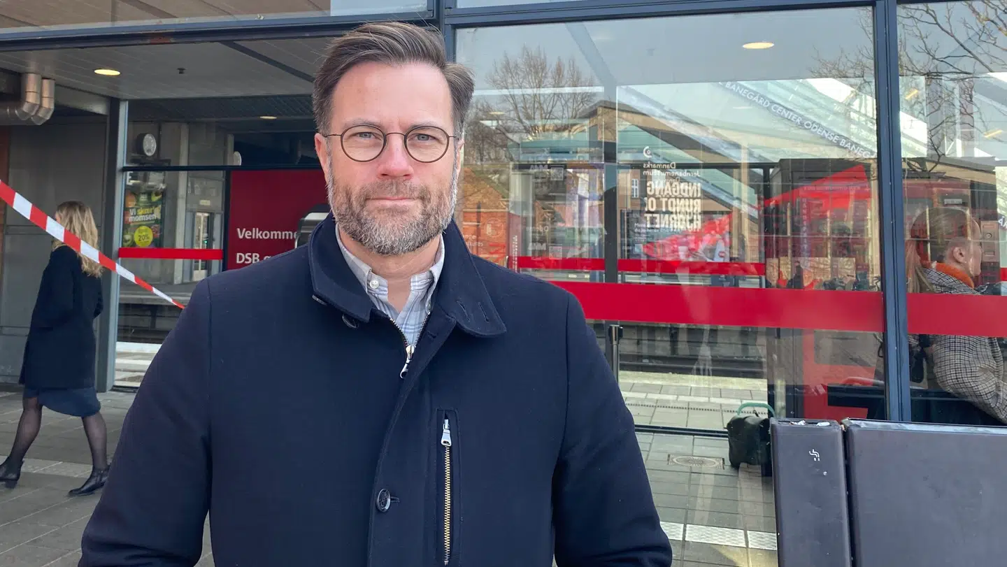 Borgmesteren i Odense, Peter Rahbæk Juel (S), har en klar opfordring til unge kvinder, der støder på utryghedsskabende grupper.