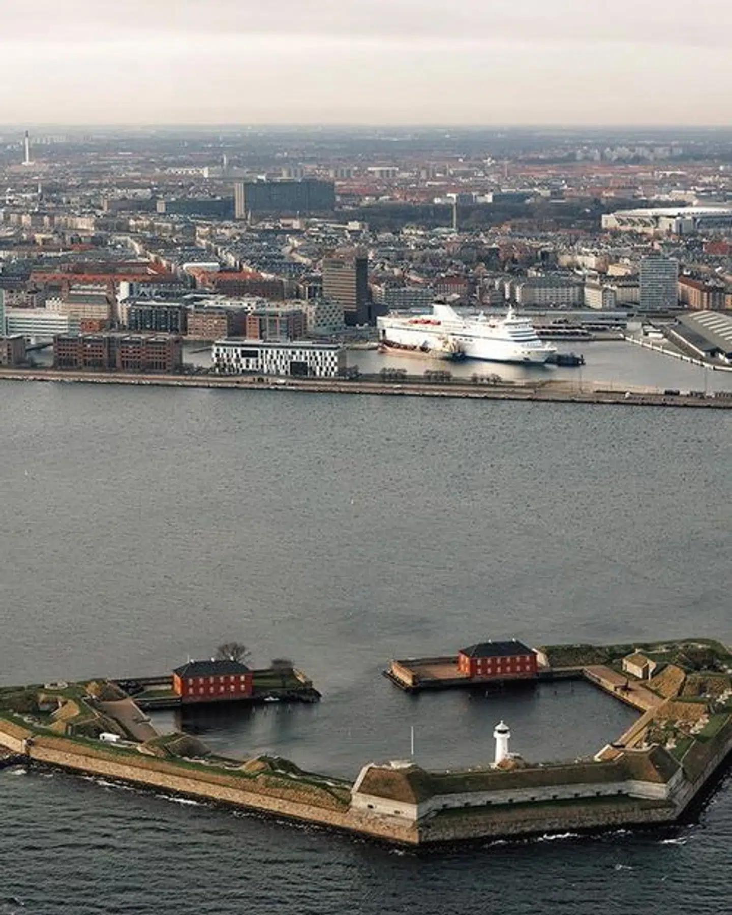 Trekroner Fort ligger lige ved Amalienborg nær indsejlingen til Københavns Havn – og det er altså det stednavn, man har valgt til kronprins Christian i Gardehusarregimentet. Foto: Trekroner Fort / PR