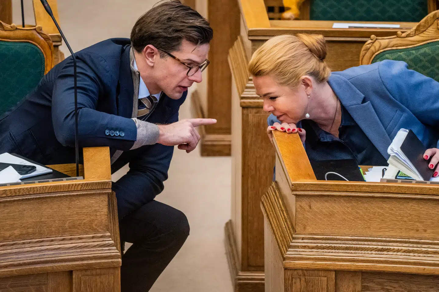 Liberal Alliance og Danmarksdemokraterne forhaler oprustningen af Forsvaret og skaber unødig bureaukrati, mener regeringen.