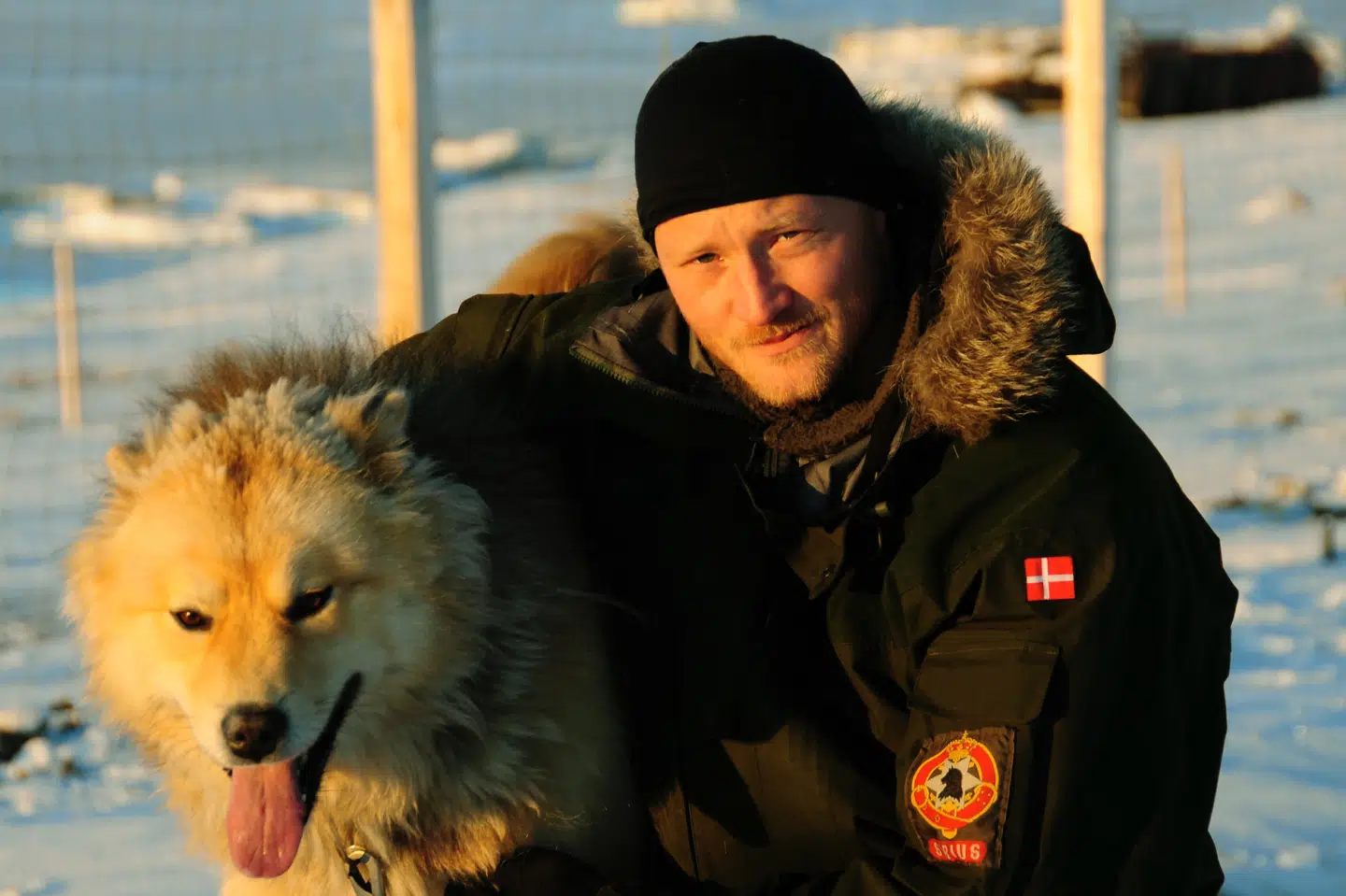 Militærpsykologen Anders Kjærgaard er tidligere leder af Sirius-patruljen, og i »Sirius tur-retur« giver han et dybdepsykologisk indblik i alt det, der kræves af de danske soldater i Nordøstgrønland.