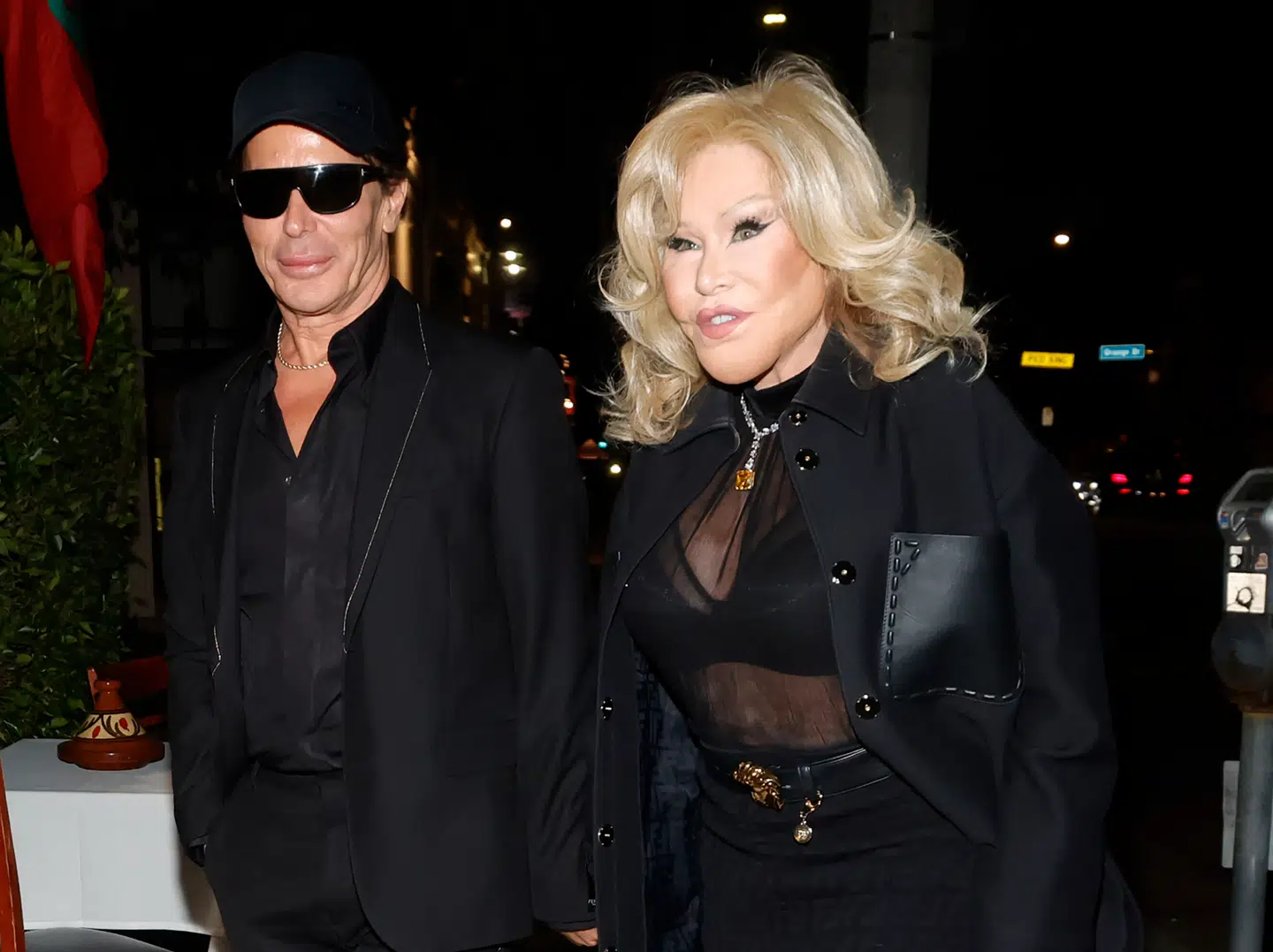 I mere end 20 år var Jocelyn Wildenstein og Lloyd Klein et par. Her ses de til deres forlovelsesmiddag i maj 2023. Kattekvinden havde det godt til det sidste, hvor hun pludseligt gik bort, fortalte hendes partner.