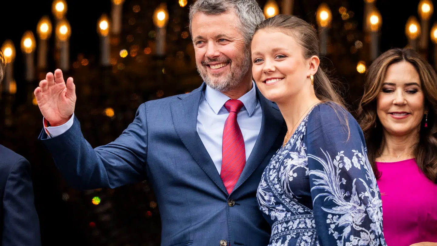 Prinsesse Isabella med sin far, kong Frederik.