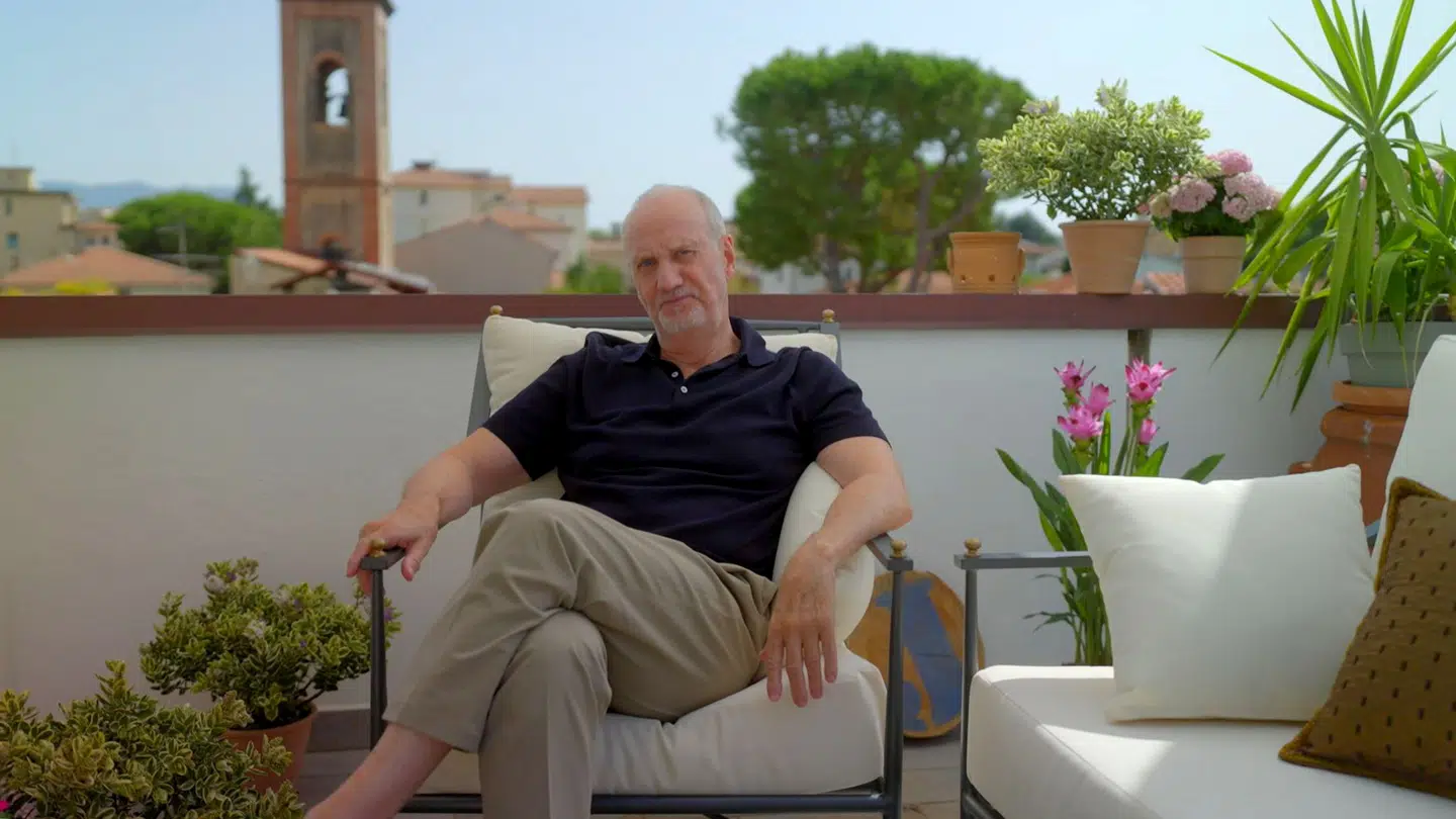 Søren Pilmark styrer løjerne på afstand i det nye DR-program 'Destination X'.