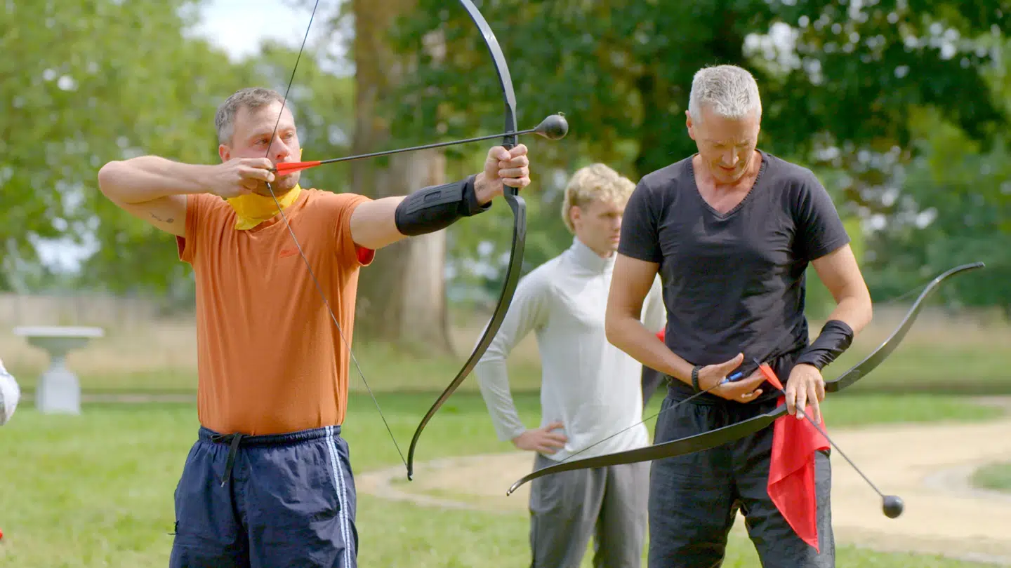 I første afsnit dystes der blandt andet også i bueskydning.