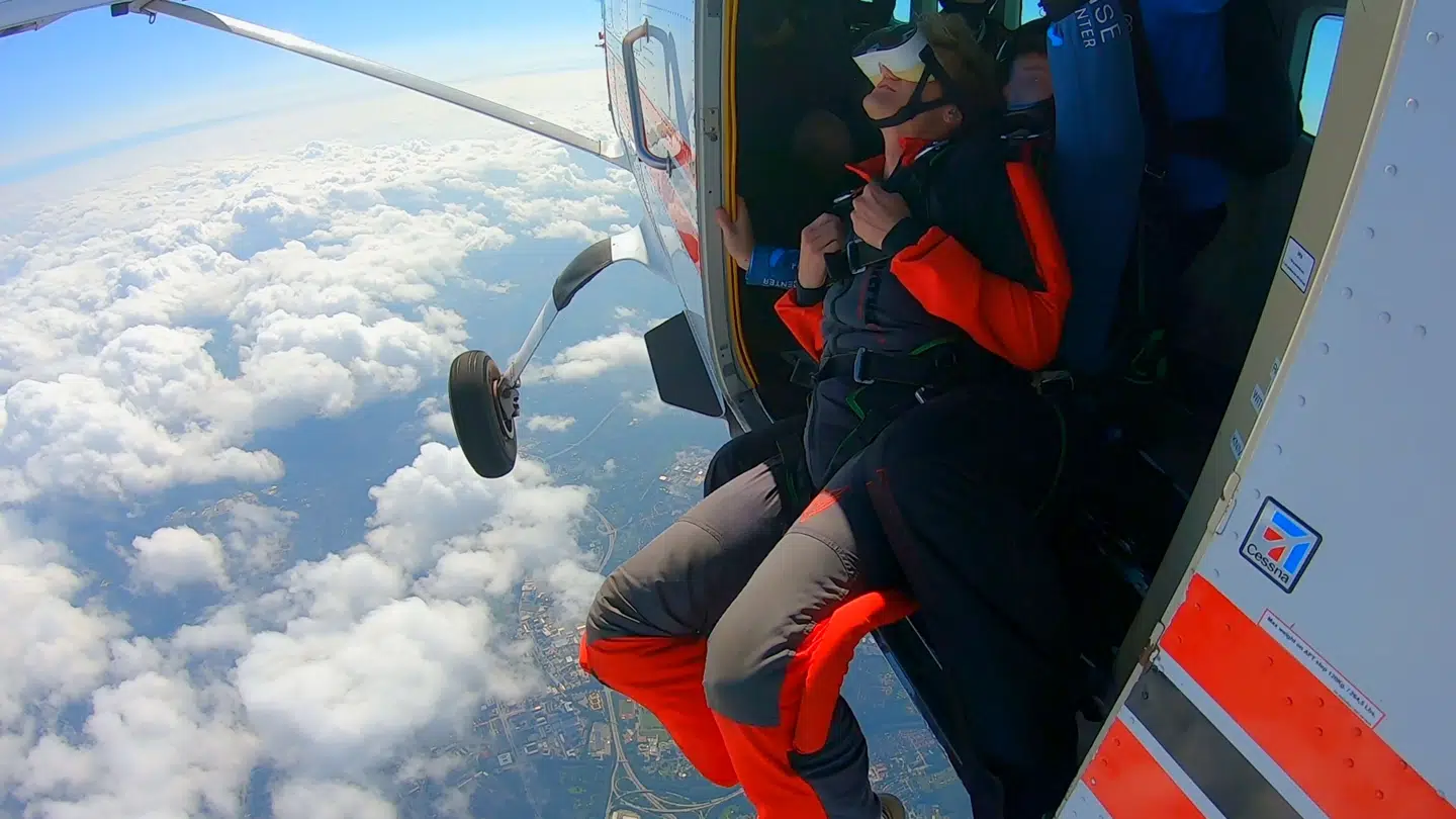 Halvelen af deltagerne bliver i første afsnit smidt ud af et fly med tildækkede briller for øjnene.