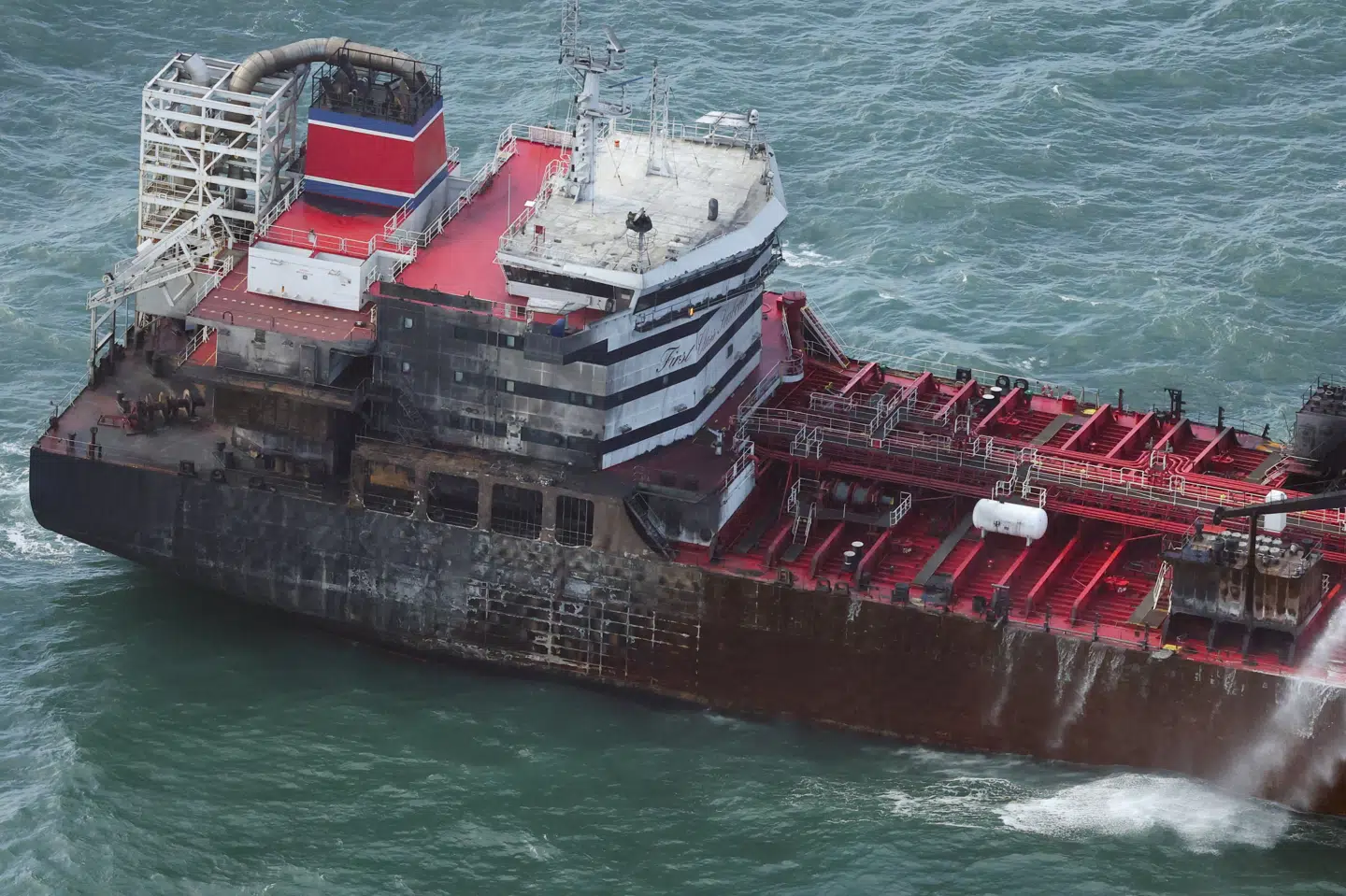 Branden på tankskibet "Stena Immaculate" er tirsdag kraftigt reduceret, lyder det fra den britiske kystvagt. Containerskibet "Solong" er stadig i brand.