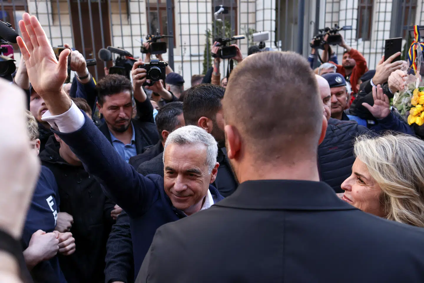 Dette er ikke en nazihilsen. Det er Calin Georgescu, der vinker til menneskemængden. Nu er den radikale højrefløjspolitiker officielt udelukket fra det rumænske præsidentvalg.