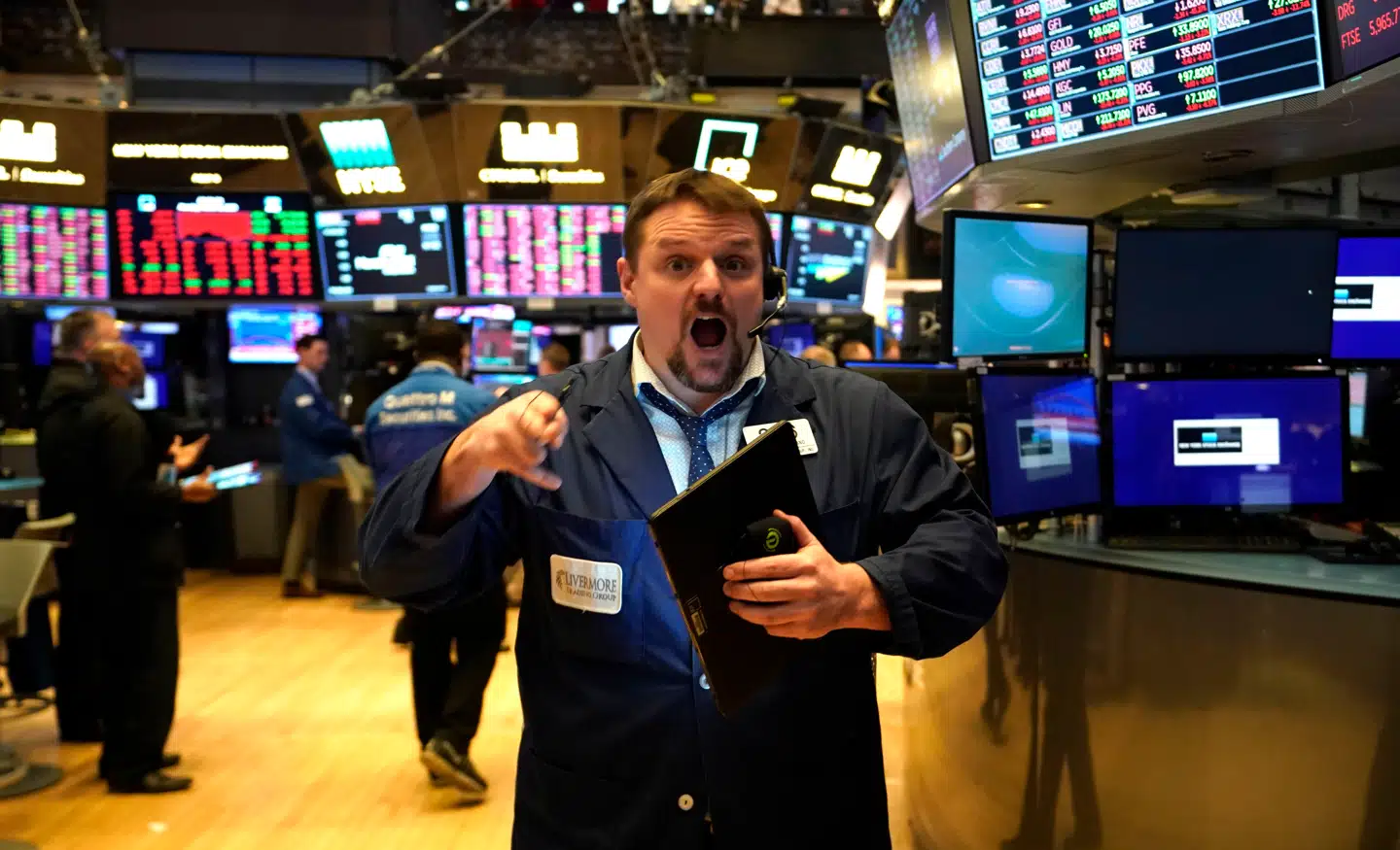 Der var panik på Wall Street, da frygt for økonomisk sammenklapsning og enorm usikkerhed, i begyndelsen af coronapandemien i marts 2020 gav amerikanske aktieindeks de største hug i årtier. Men aktiemarkedet gjorde hurtigt comeback. I dag er usikkerheden igen kæmpestor. Og derfor kan det være fornuftigt, at tage ved lære af tiden under coronanedlukningerne.