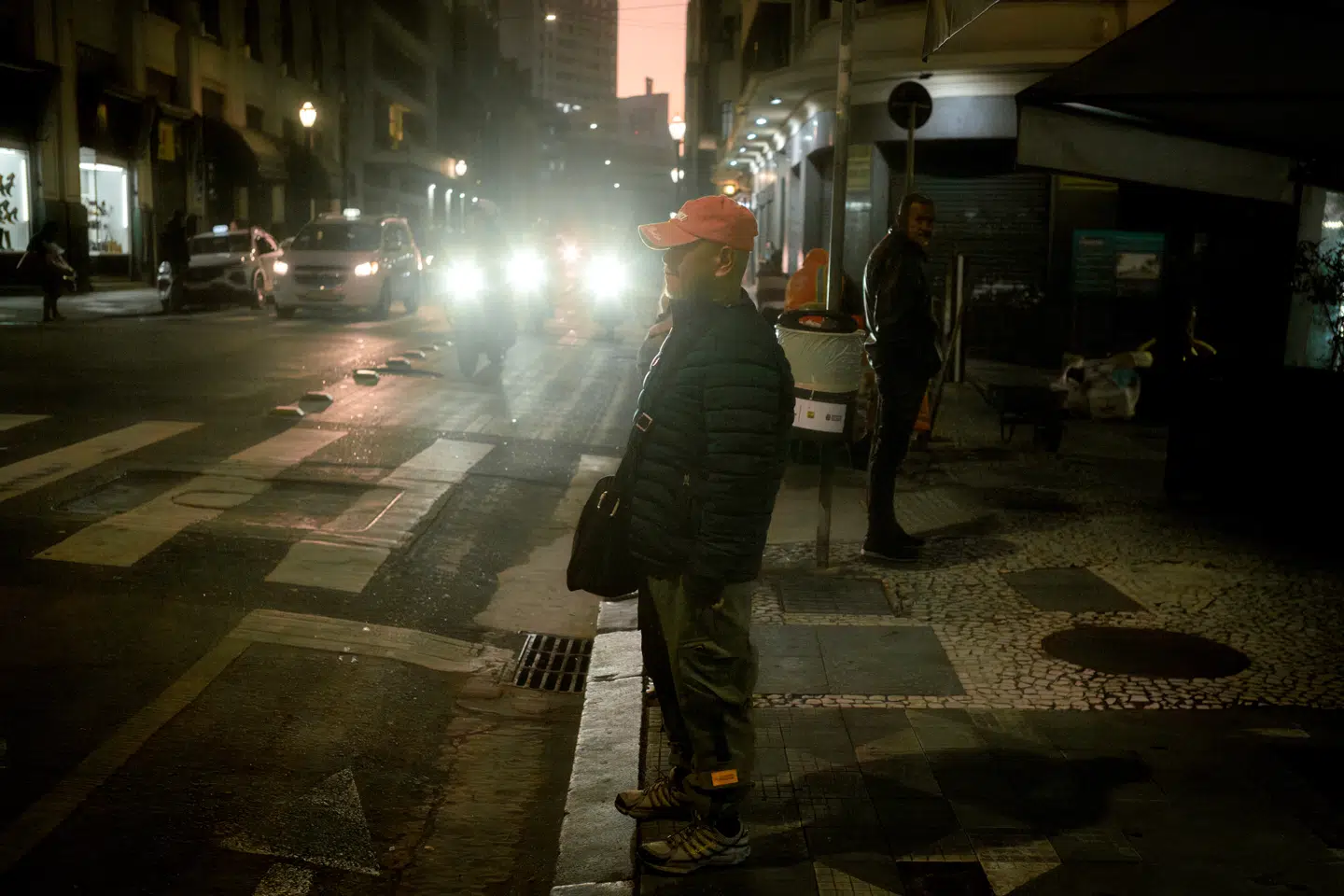 Vælgere i mange af verdens lande – heriblandt USA – har en svaghed for ideen om »en stærk mand, der får togene til at køre til tiden«. Rodrigo Duterte var sådan en stærk mand, der i Filippinerne slog »narkohandlere, røvere og driverter ihjel«, som han selv sagde. Hans dødspatruljer slog over 20.000 ihjel, siger menneskeretsorganisationer, og en af hans hitmen, Edgar Matobato (billedet), fik til sidst nok.