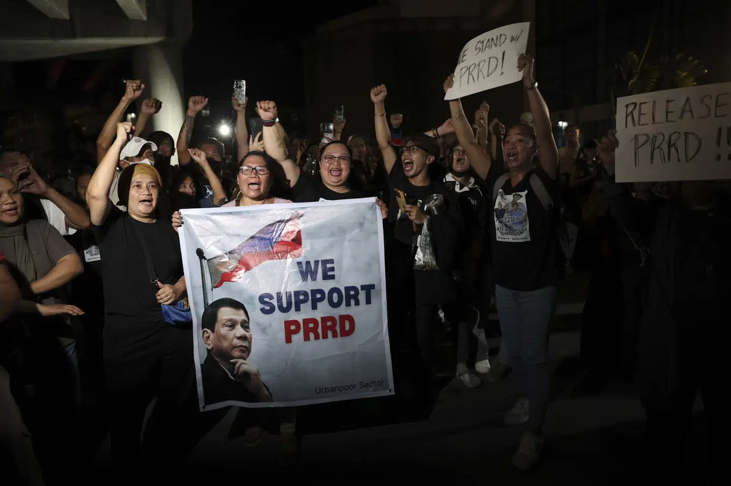 Filippinske-støtter af den tidligere præsident Rodrigo Duterte har samlet sig foran lufthavnen, hvor ekspræsidenten tirsdag blev sat på et fly og fløjet mod Haag i Holland.