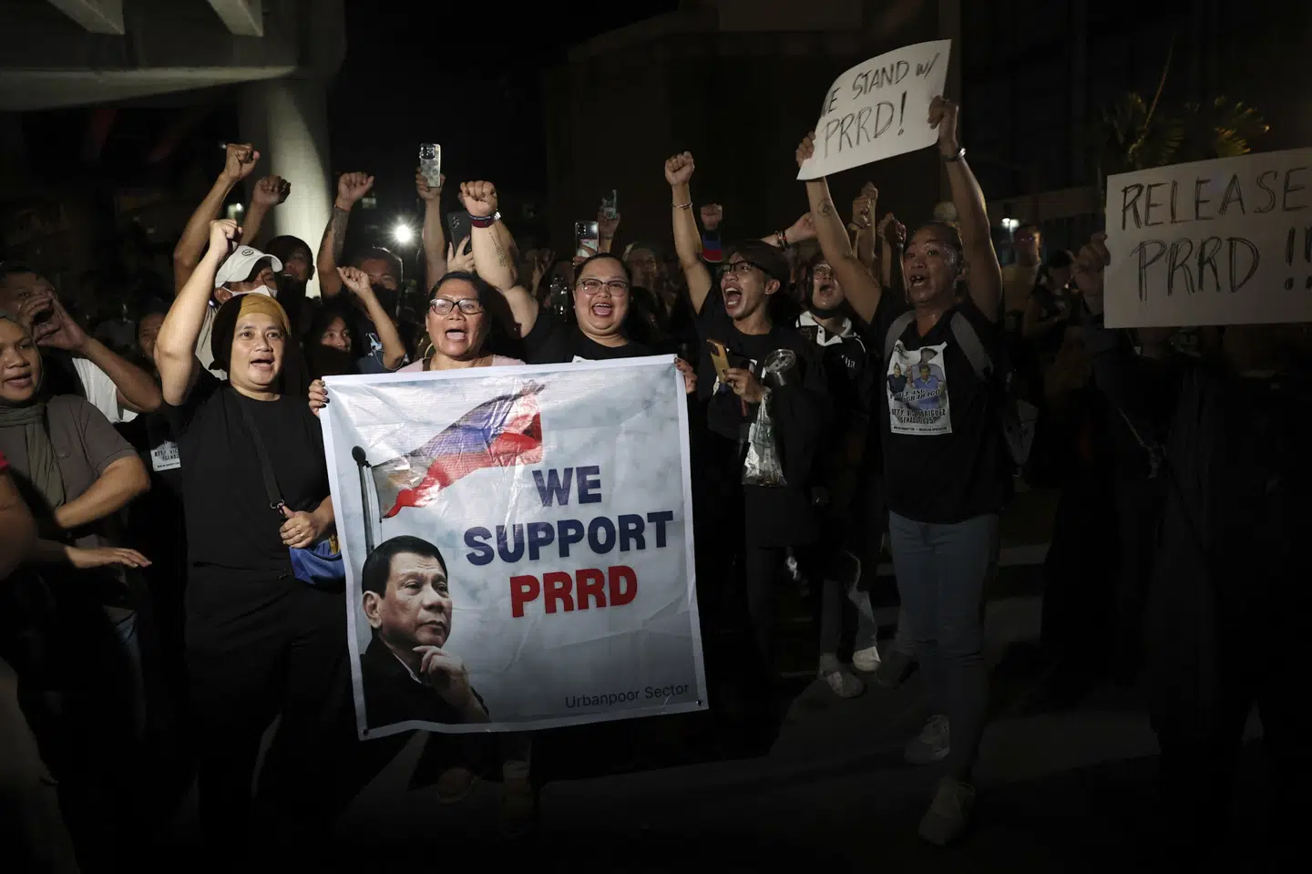 Filippinske-støtter af den tidligere præsident Rodrigo Duterte har samlet sig foran lufthavnen, hvor ekspræsidenten tirsdag blev sat på et fly og fløjet mod Haag i Holland.