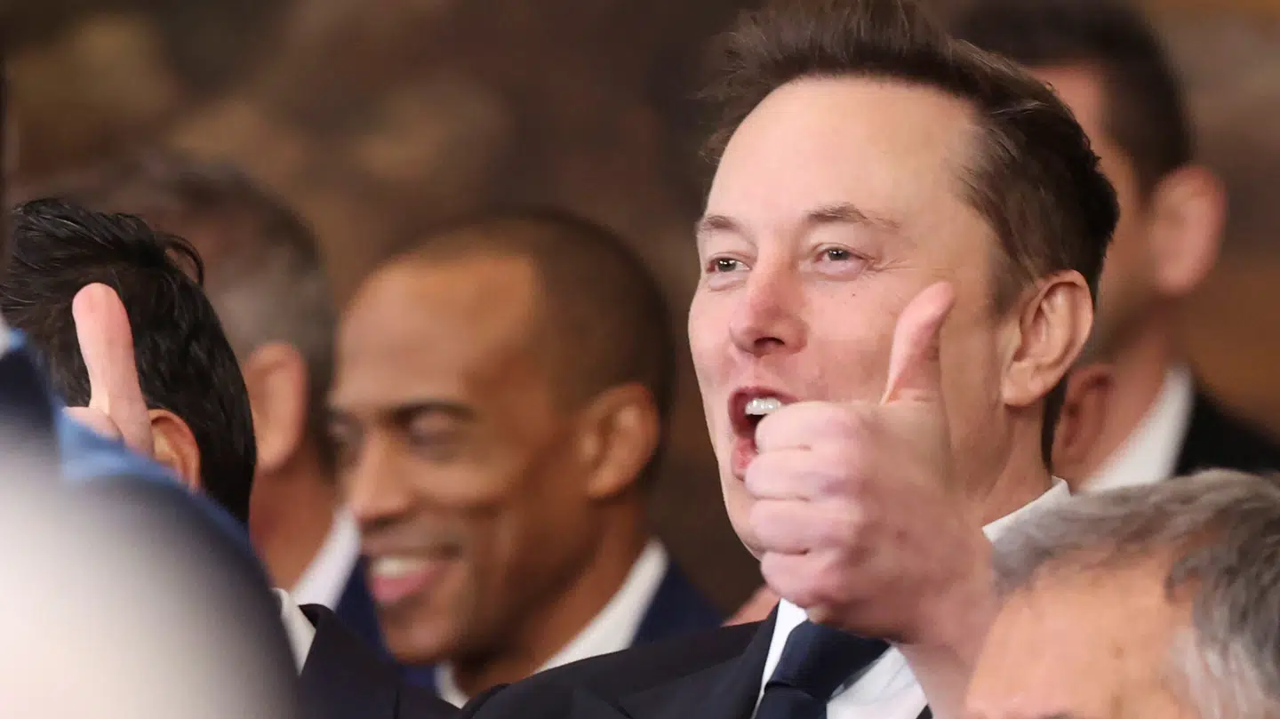 Elon Musk var i højt humør under Donald Trumps indsættelse som præsident. Siden er hans aktier styrtdykket.