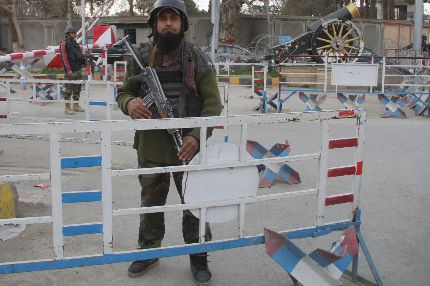 Sikkerhedsstyrker i Pakistan er tirsdag indsat for at undersøge køretøjer efter det militante togangreb i det sydvestlige Pakistan.