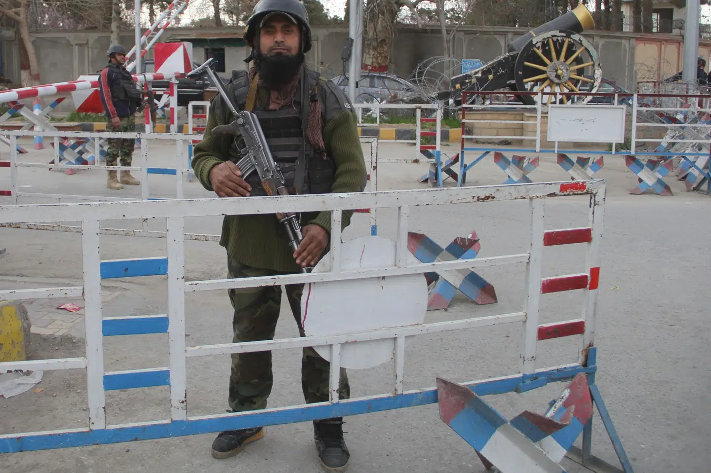 Sikkerhedsstyrker i Pakistan er tirsdag indsat for at undersøge køretøjer efter det militante togangreb i det sydvestlige Pakistan.