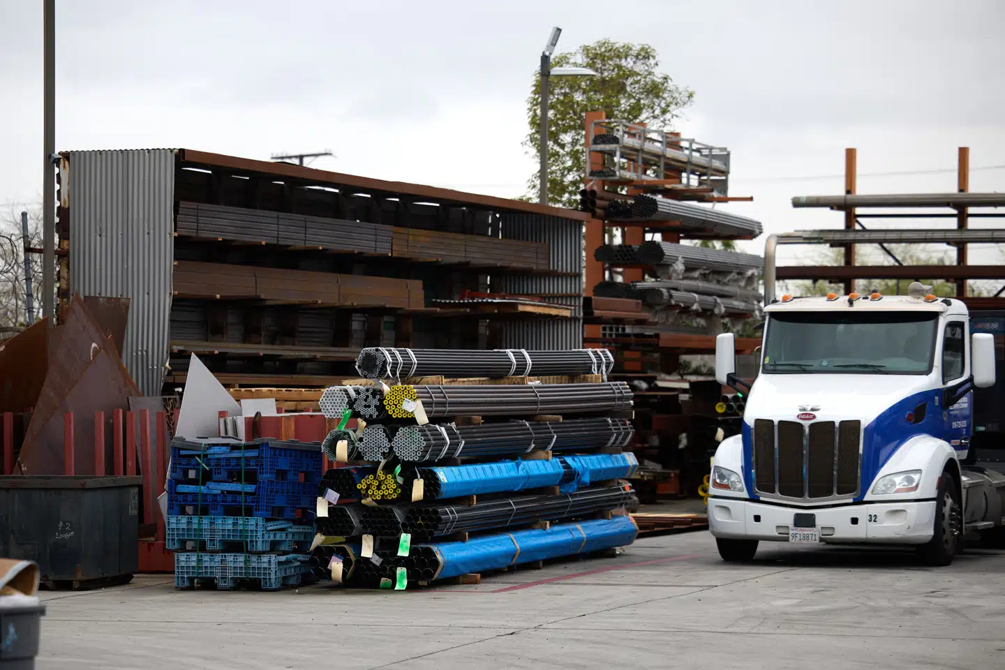 Alle varer og produkter med stål og aluminium i er med ét blevet 25 procent dyrere at importere til USA fra onsdag morgen.
