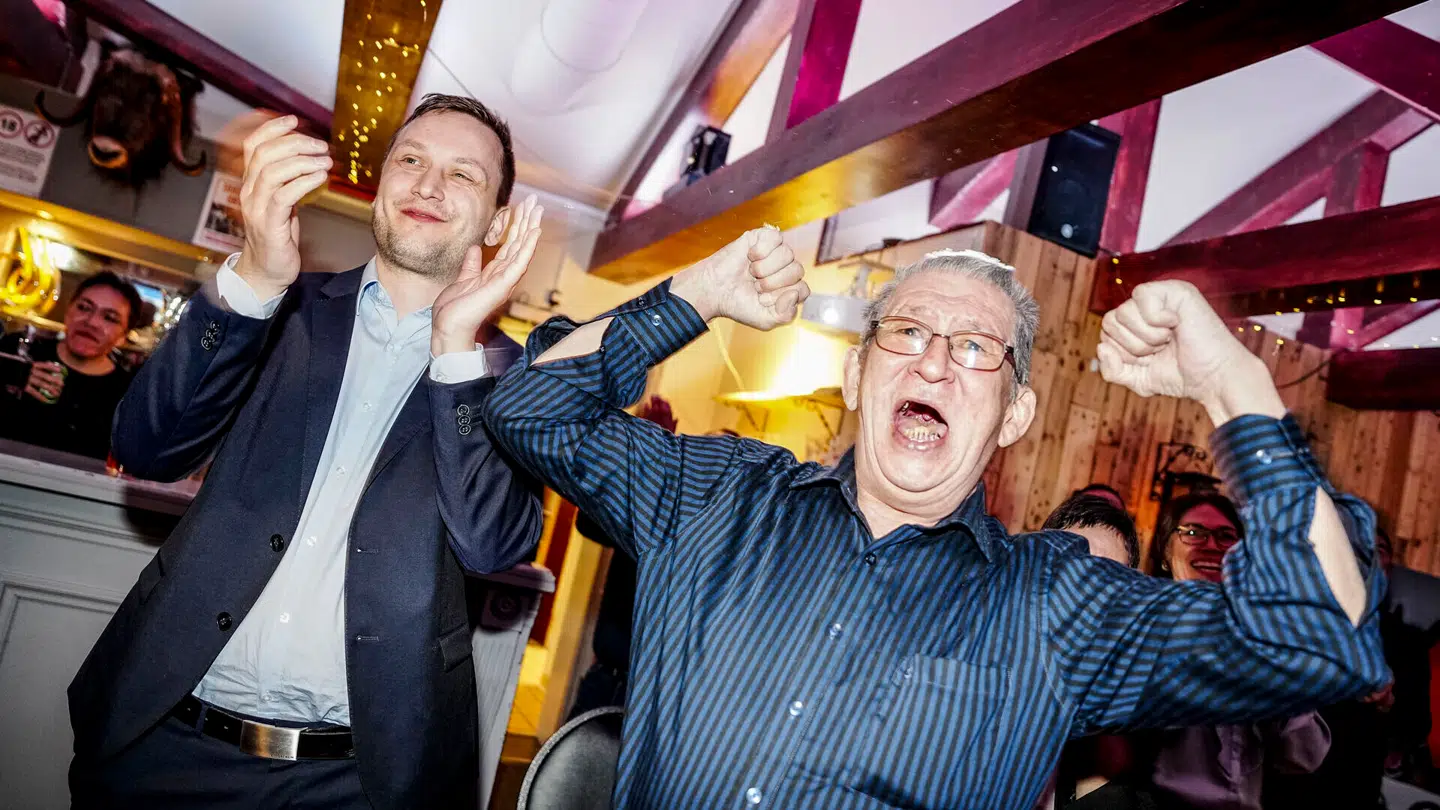 Partiformand Jens-Frederik Nielsen (tv.) under Demokraatits valgfest tirsdag.