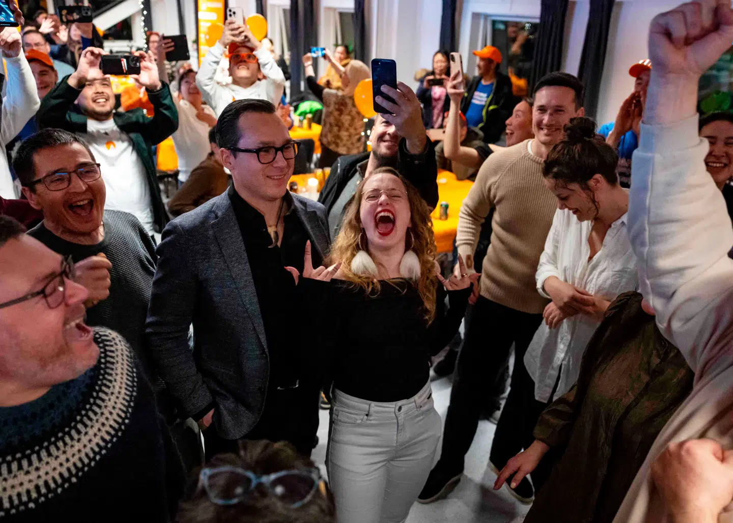 Aki-Matilda Høegh-Dam jubler med sine nye partifæller. Naleraq blev det næststørste parti ved valget. Foto: Odd Andersen, Scanpix