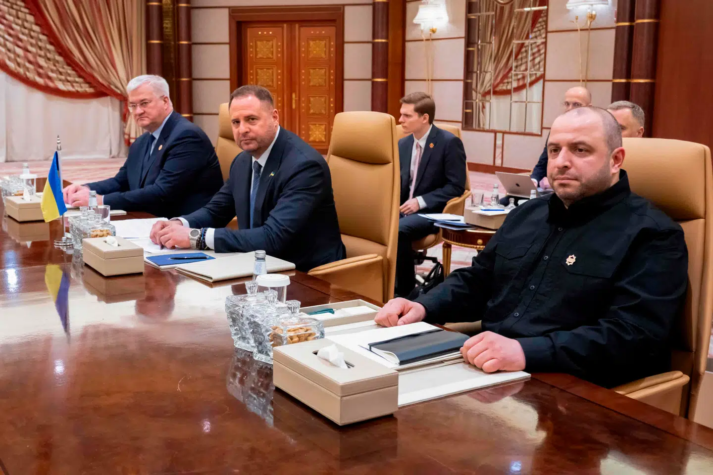 Klar til kamp. Den ukrainske delegation, inden mødet begyndte. Forsvarsminister Rustam Umerov til højre bar en slags uniform, ikke ulig den, der vakte anstød i Det Hvide Hus.