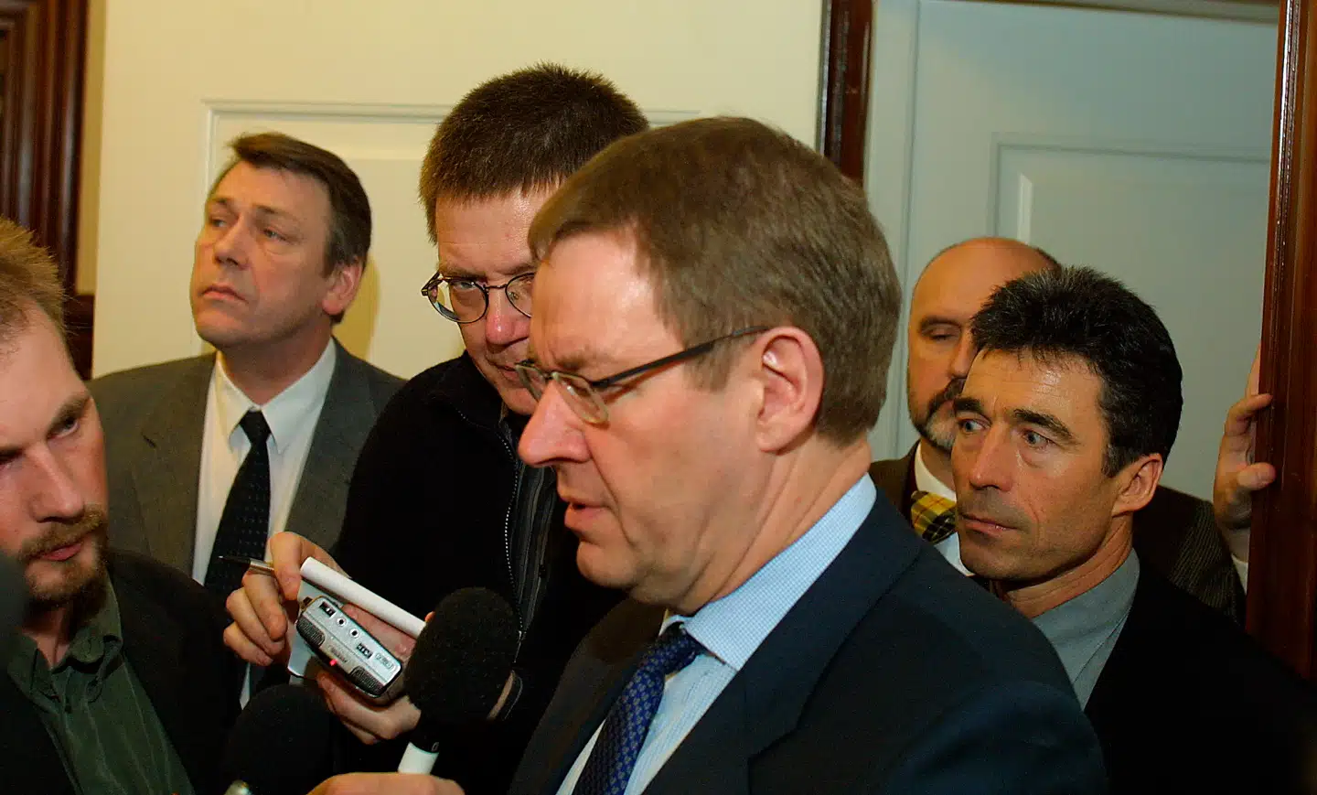 Der var i 2001 bred politisk opbakning til daværende statsminister Poul Nyrup Rasmussens linje i forhold til Færøernes ønske om selvstændighed. Her ses Poul Nyrup Rasmussen (forrest) sammen med blandt andre de færøske folketingsmedlemmer Joannes Eidesgård (bagest til venstre) og Oli Breckmann (bagest til højre) samt Venstres formand, Anders Fogh Rasmussen (th.), efter et møde i Folketingets færøudvalg.