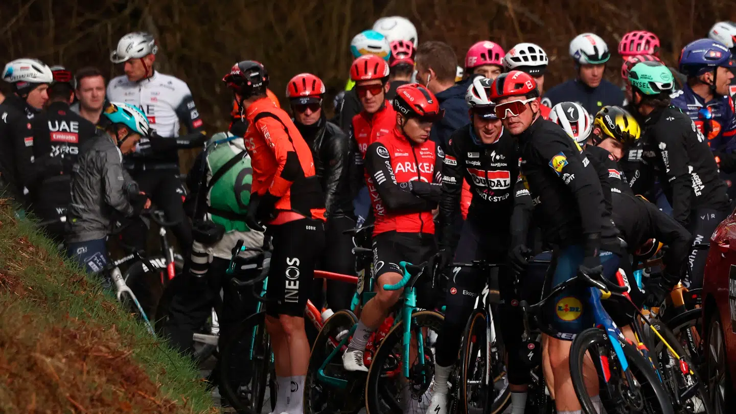 Rytterne venter på, at dagens etape bliver sat i gang igen.