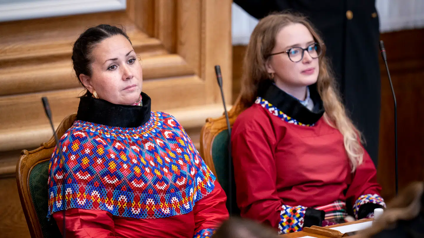 De to nuværende grønlandske medlemmer af Folketinget er Aki-Matilda Høegh-Dam (th.) - der er skiftet fra Siumut til Naleraq - og Inuit Ataqatigiits (IA) Anja Chemnitz Larsen (tv.).