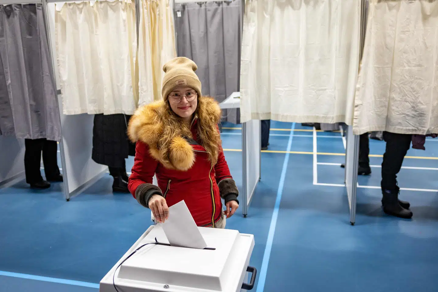 Aki-Matilda Høegh-Dam afgiver tirsdag sin stemme i Nuuk til valget til Inatsisartut, Grønlands parlament.