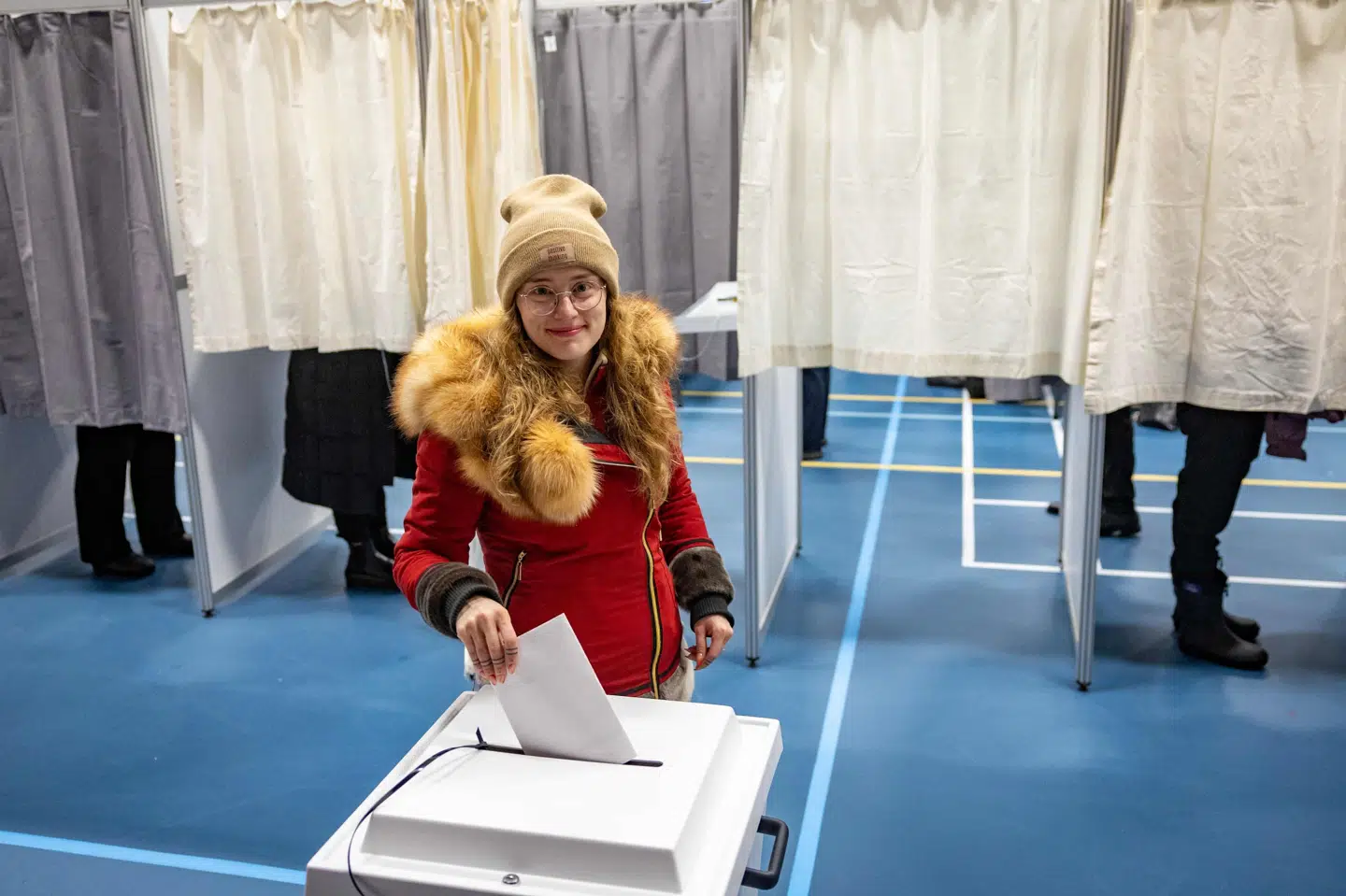 Aki-Matilda Høegh-Dam afgiver tirsdag sin stemme i Nuuk til valget til Inatsisartut, Grønlands parlament.