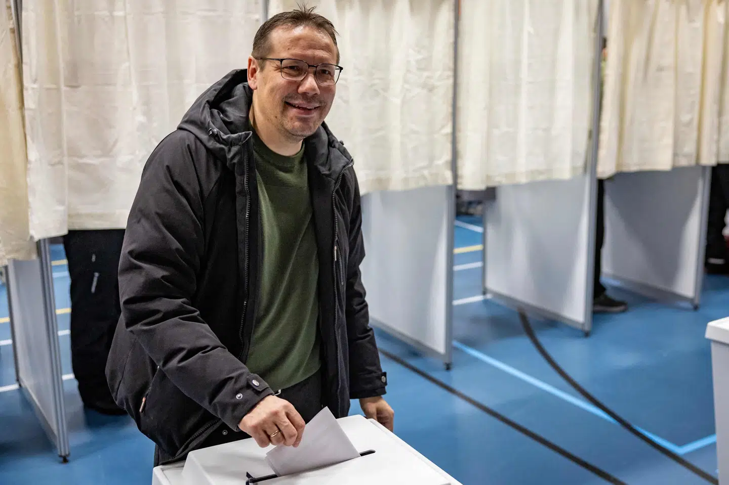 Siumut-formand Erik Jensen afgav tirsdag sin stemme i Nuuk ved valget til det grønlandske parlament.