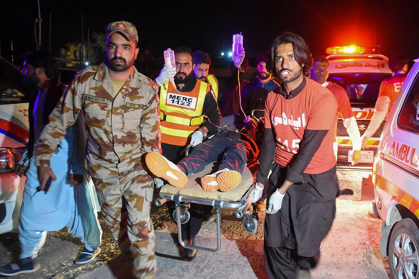 Sikkerhedspersonale og frivillige transporterer en såret togpassager fra togkapringen mod en ambulance. Mere end 340 gidsler blev ifølge en militærembedsmand befriet onsdag, skriver AFP.