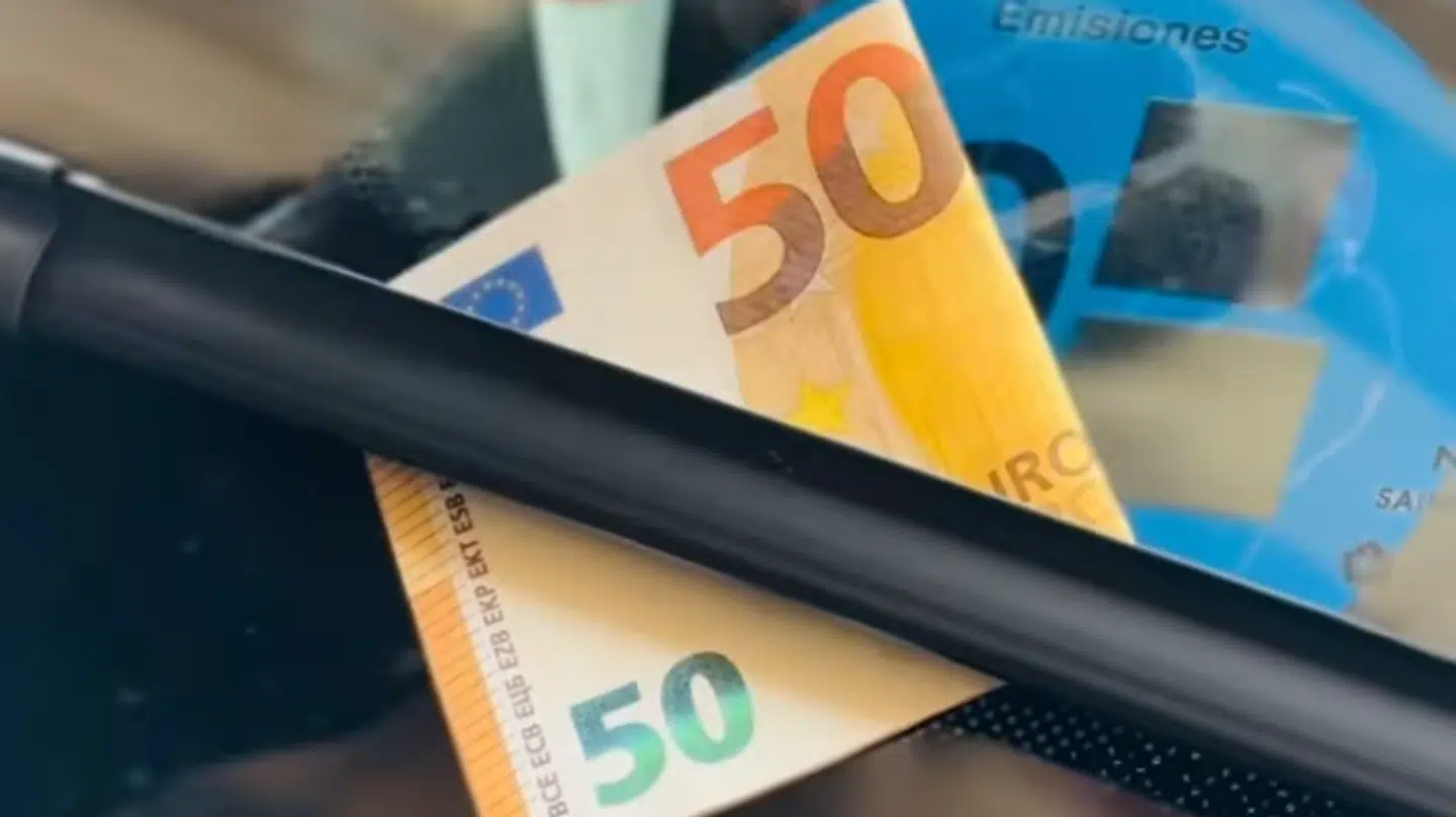 Sidder der en – falsk – 50 euroseddel under vinduesviskeren på din bil, lurer der sandsynligvis tyveknægte i området.