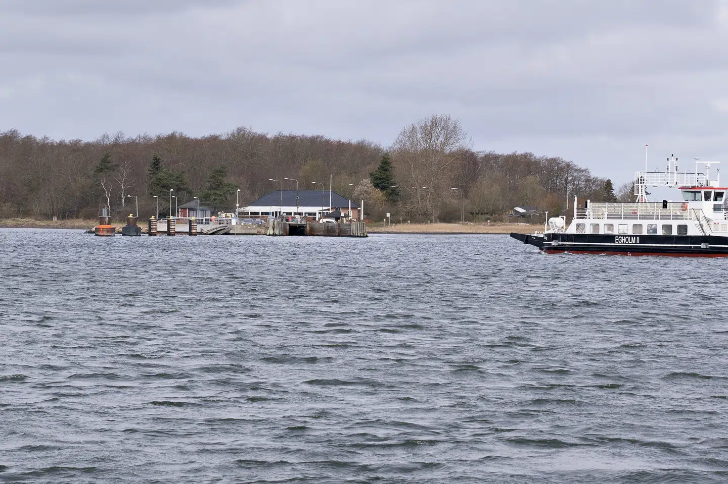 Lige nu sejler Egholmfærgen mellem Aalborg og Egholm, hvor den kommende motorvej skal anlægges via en tunnel. (Arkivfoto).