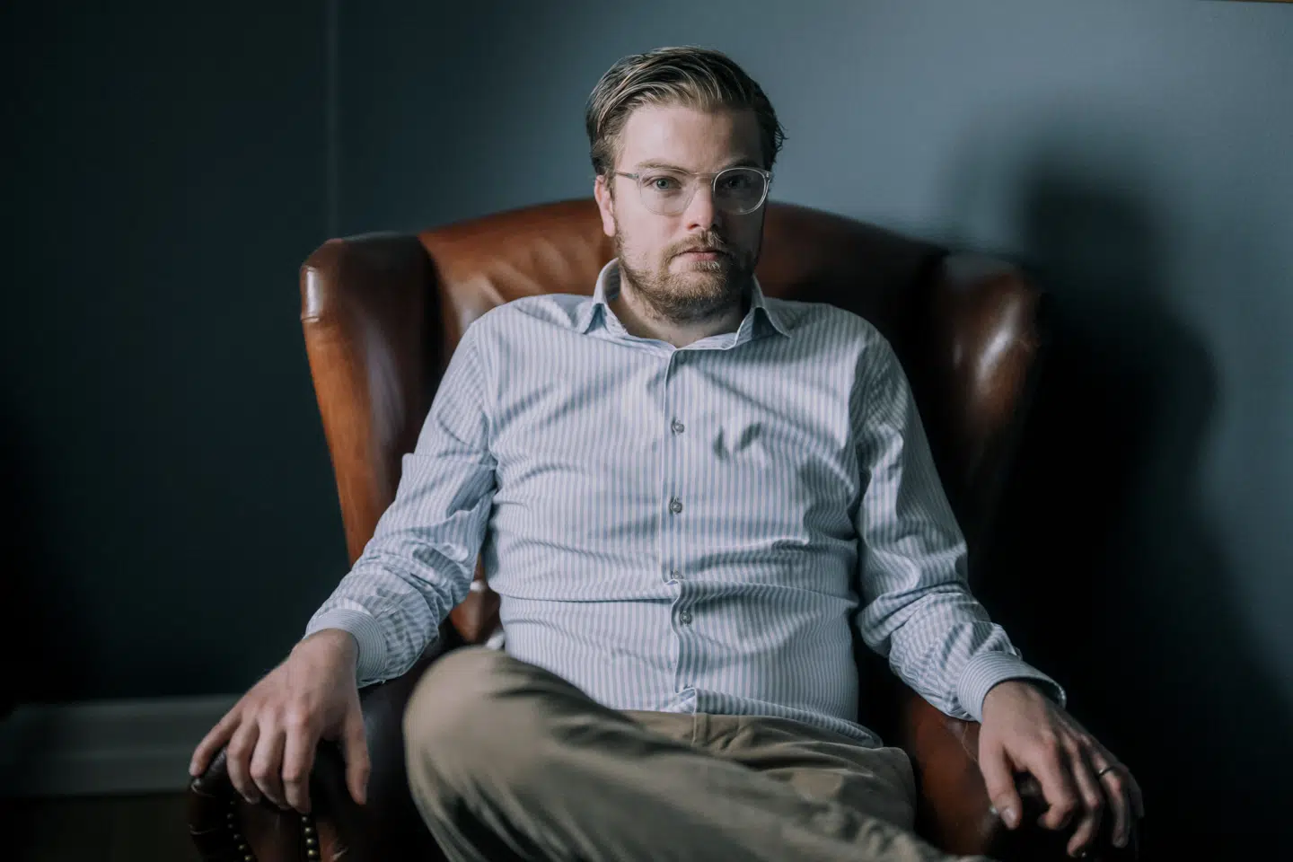 Det er hårdt arbejde at blive rig, siger Andreas Steno - selv om han kan klare meget af det daglige arbejde fra sengen via sin smartphone.