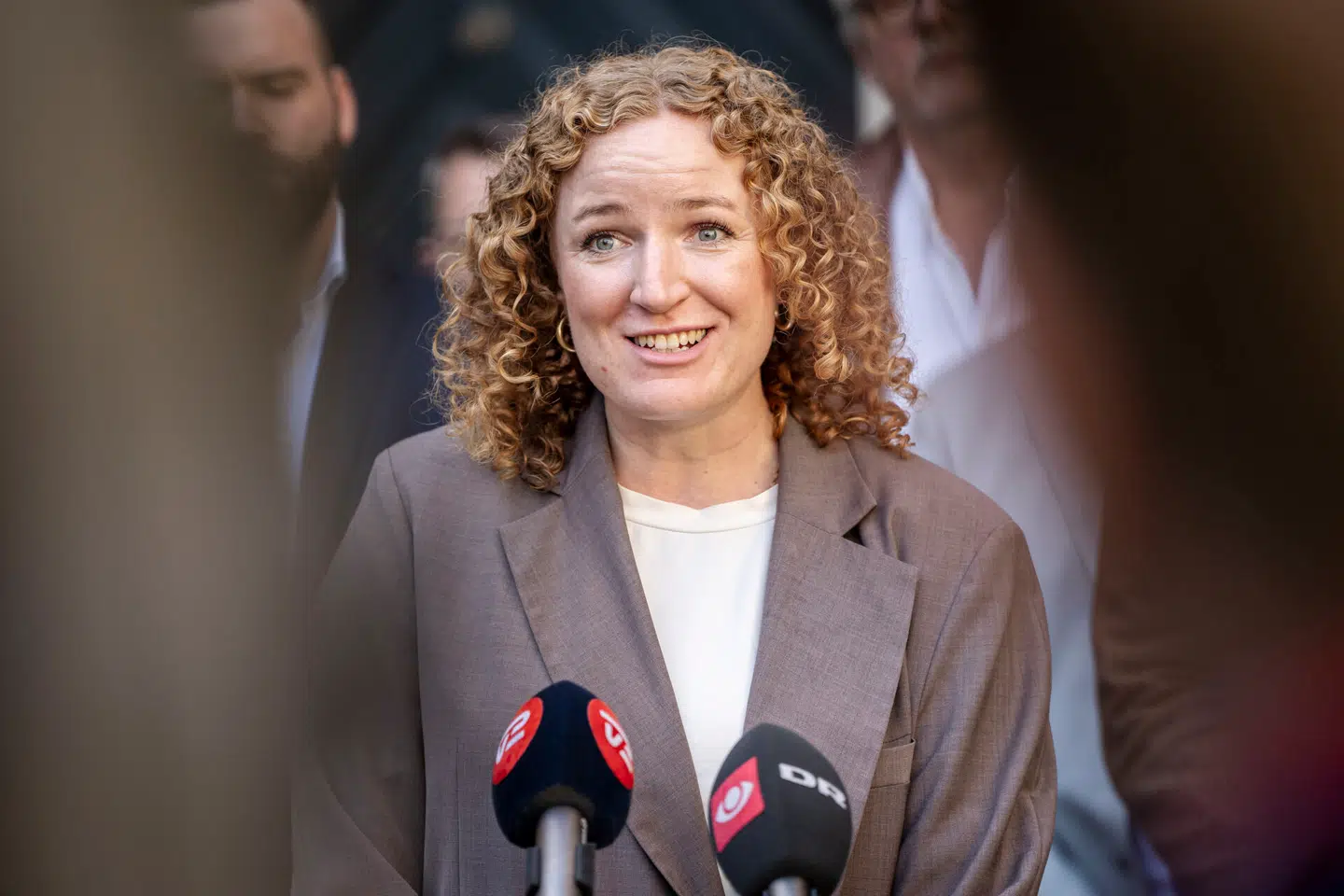 »Det er en stor trussel mod vores frie presse og det åbne demokrati hvis det her lovforslag stor til troende,« lyder det fra Enhedslistens retsordfører Rosa Lund.