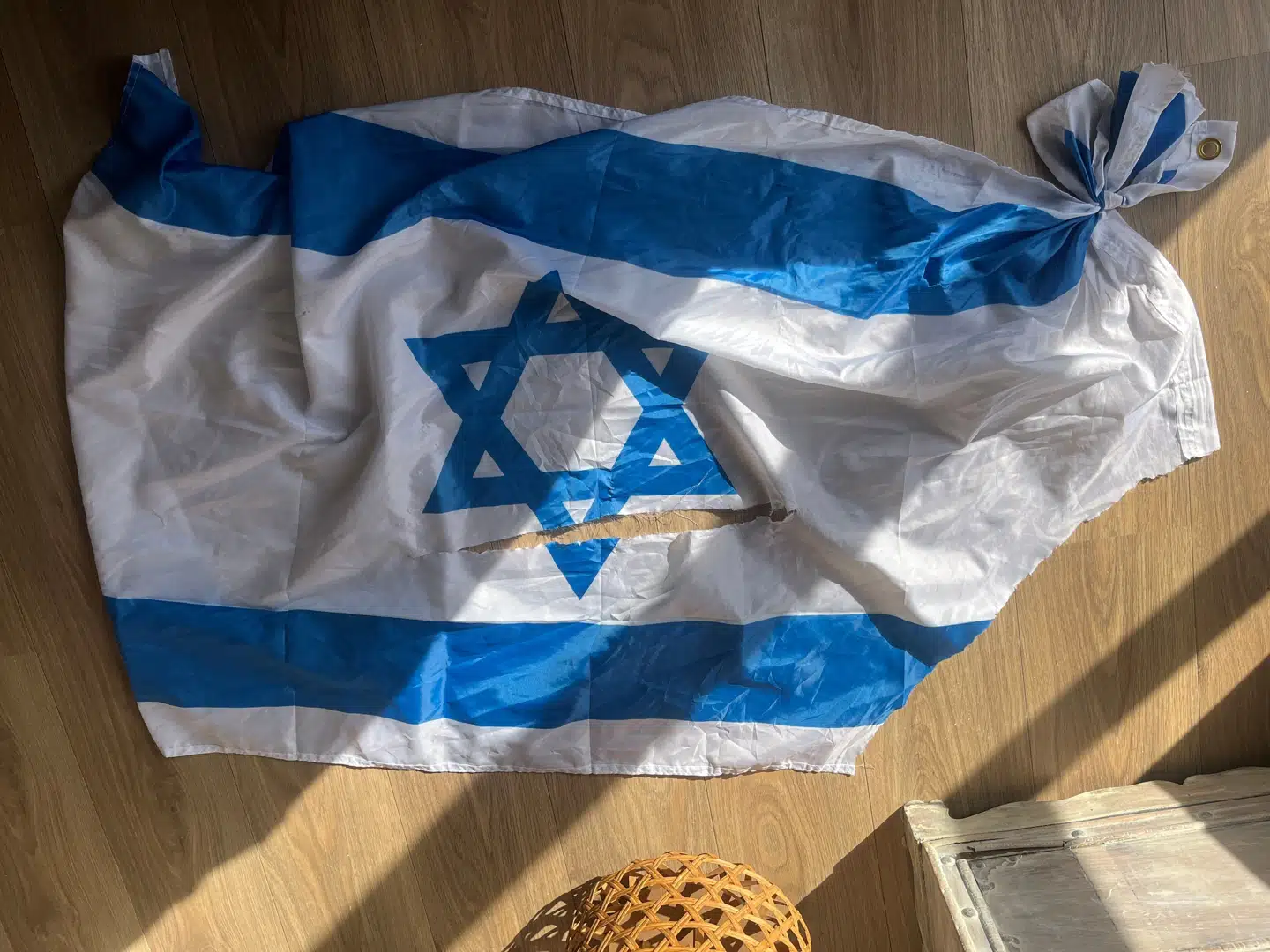 Her er kvindens flag efter overfaldet.