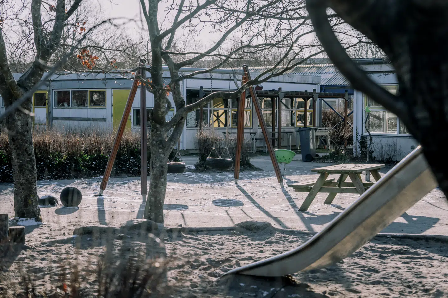 Skolegårde og legepladser lå øde hen i lange perioder under coronanedlukningerne, fordi børnene var hjemsendt.