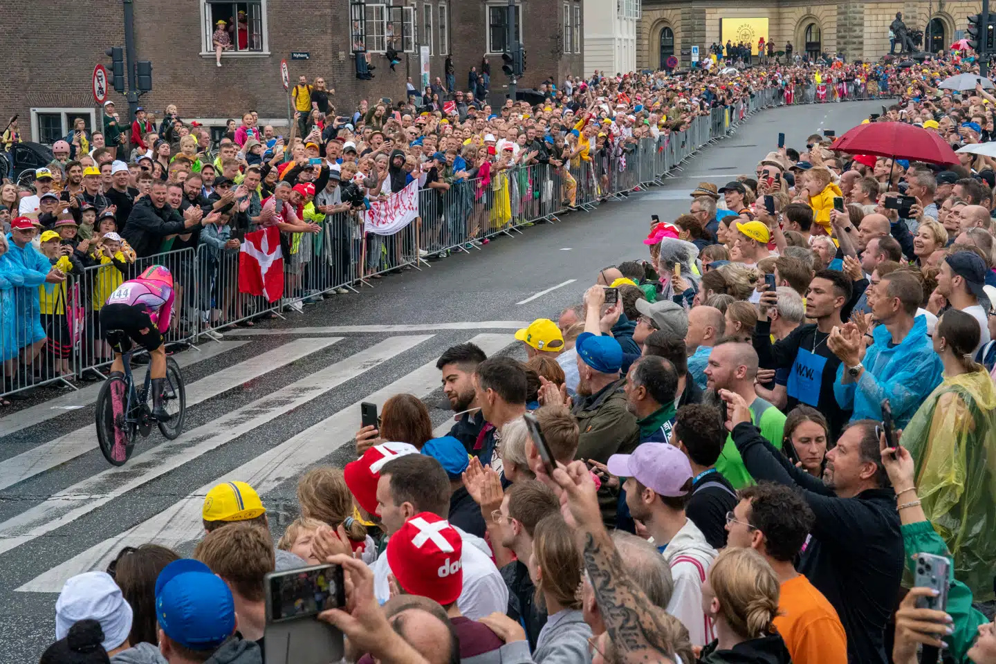 Tilskuere i tusindvis trodsede vejret for at se Tour de France i Københavns gader. Nu håber kommunen at kunne gentage succesen med løbet Copenhagen Sprint til sommer.