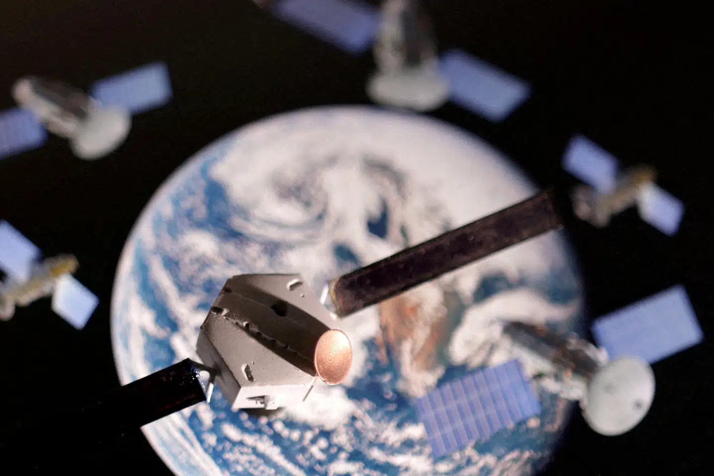 Satellitpladsen kan i fremtiden blive trang, lyder advarslen i nyt videnskabeligt studie. Arkivfoto: Dado Ruvic, Scanpix