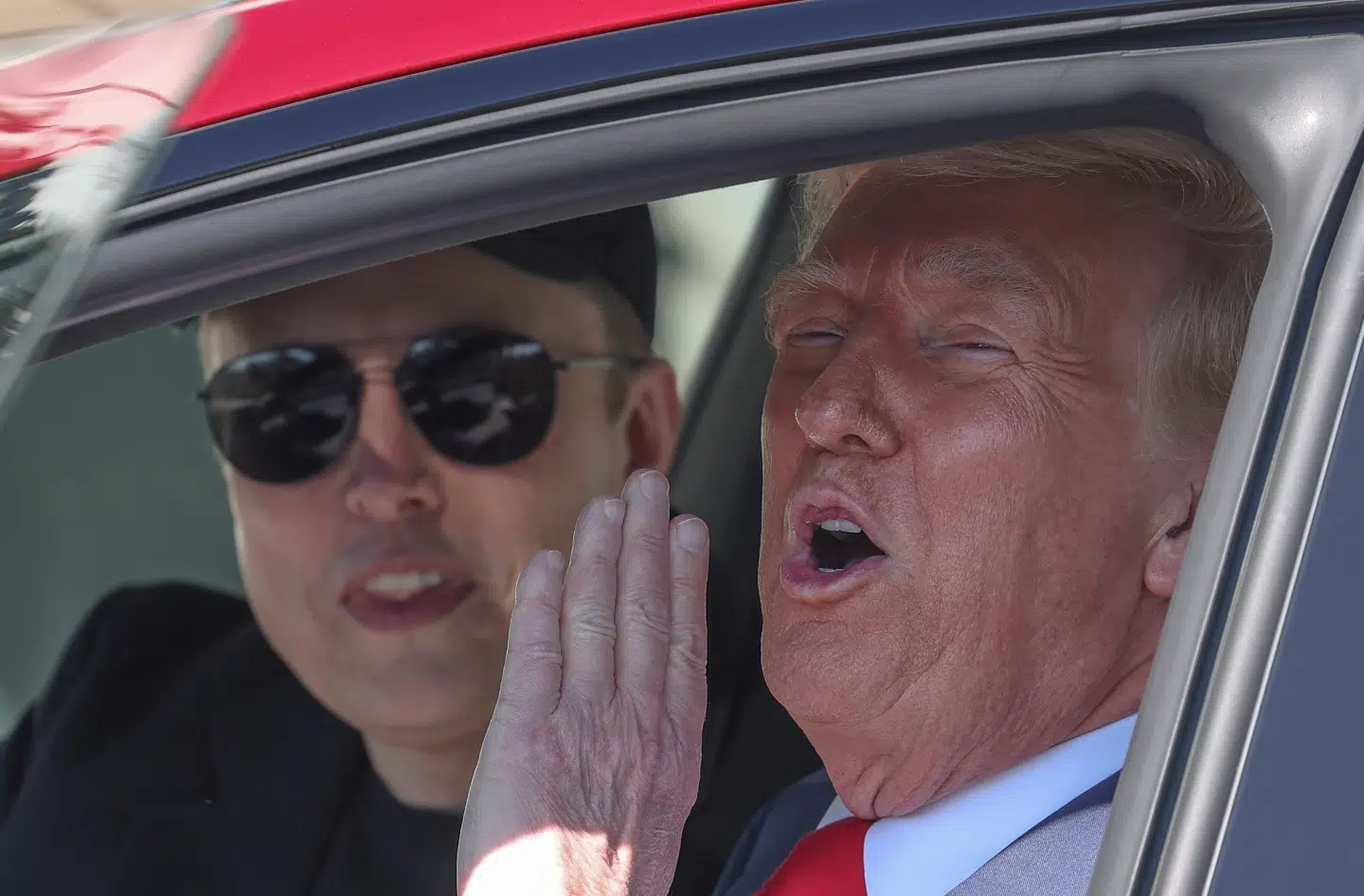 Verdens rigeste mand - Elon Musk - har fået en central rolle i Trump-administrationen som rådgiver på økonomiske effektiviseringer og regeringens omstrukturering. Her har Elon Musk, der især er kendt som Tesla-medstifter, iværksat massive besparelser i det amerikanske regeringsapparat.