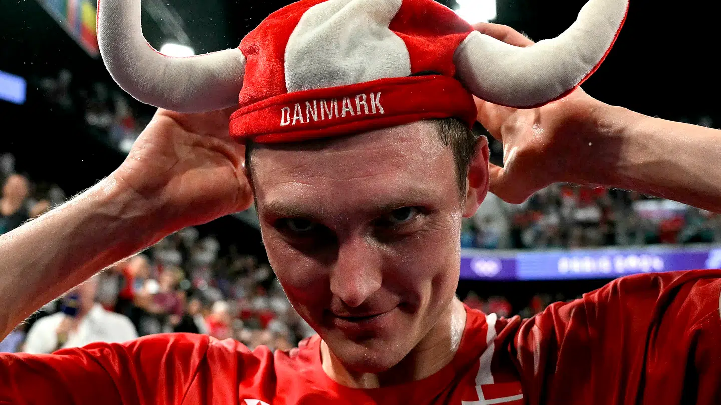 Viktor Axelsen forklarer i et opslag på X, at han i lang tid har været plaget af smerter.